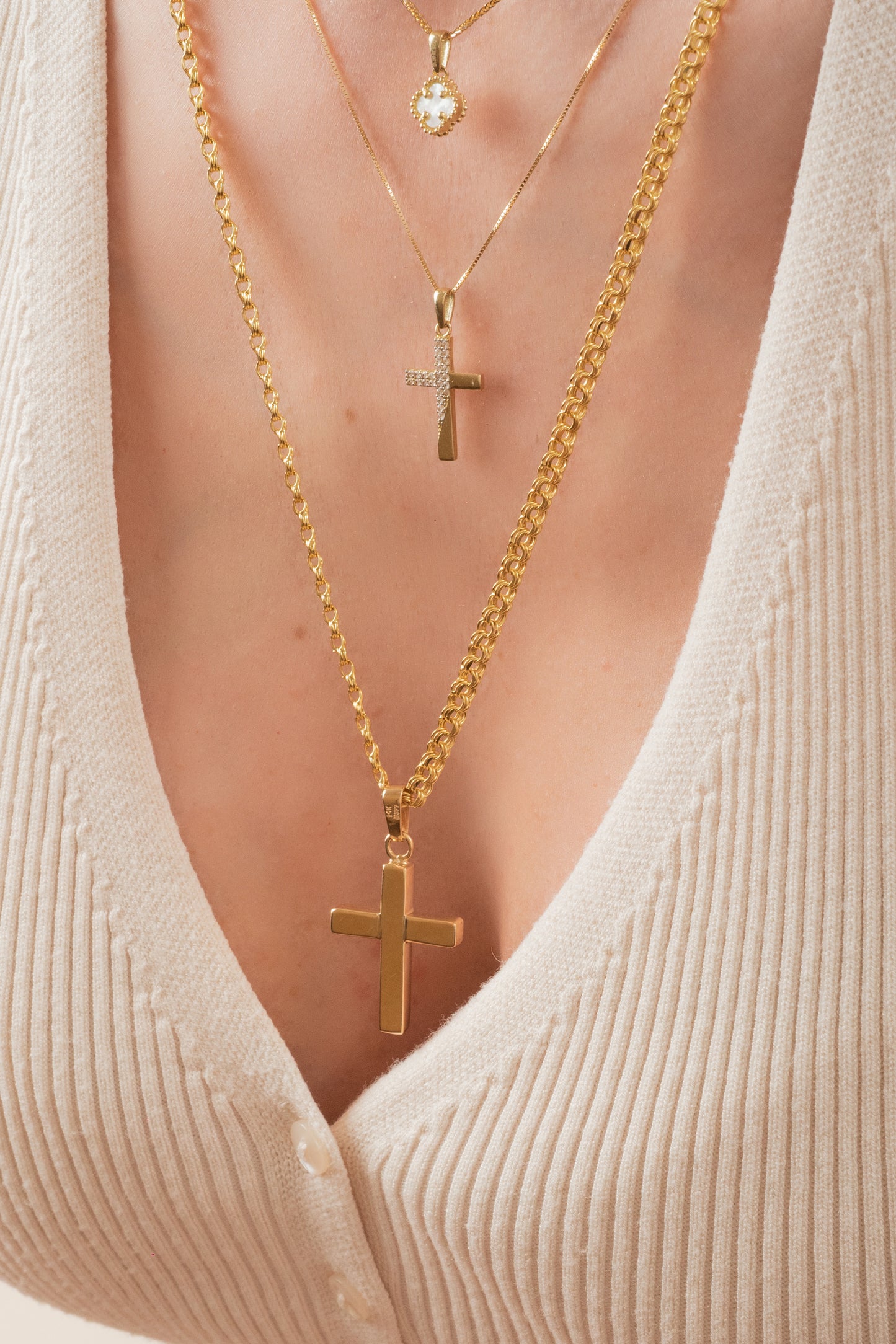 Cadena de oro sólido en 10 kilates con tejido cola de rata cuadrada, ultra fina.