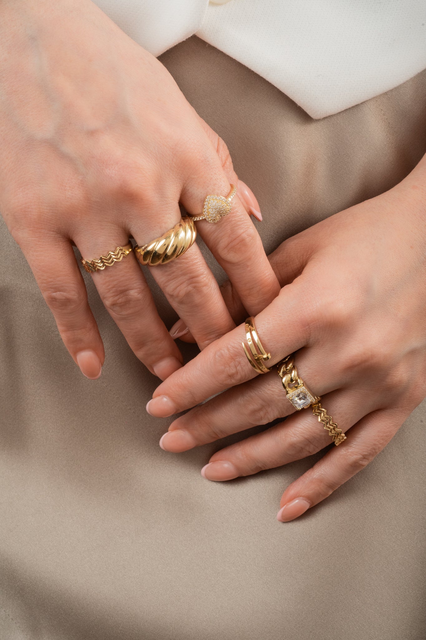 Anillo de oro solido en 10 kilates con un contorno liso pero por la parte superios tres lineas en zigzag con un estilo diamantado