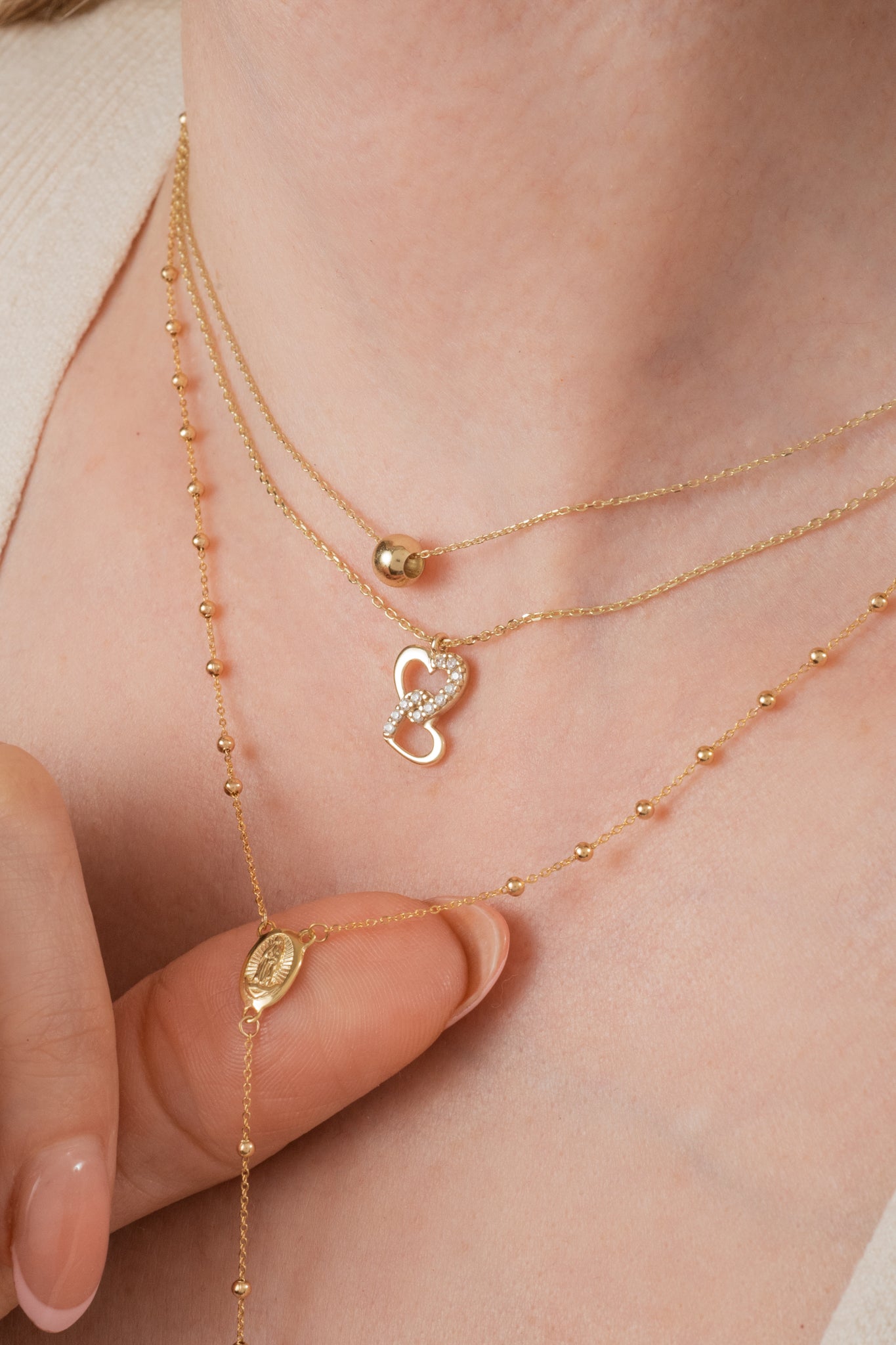 Gargantilla de oro solido en 10 kilates con el contorno de un corazón de zirconia y entrelasado uno igual pero pequeño