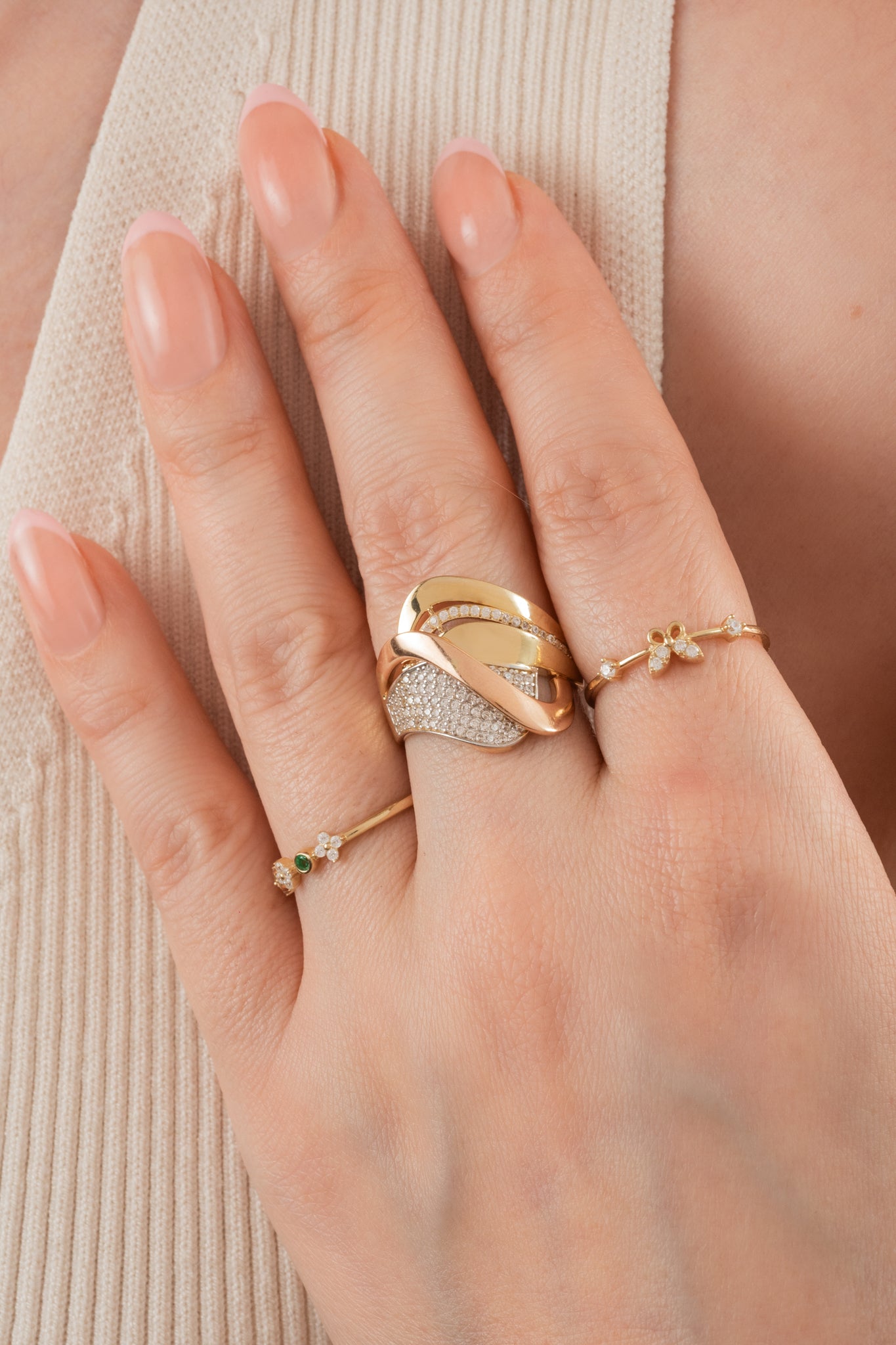 Anillo de oro sólido en 10 kilates con forma de ondas gruesas en oro amarillo, oro rosa liso y oro blanco tupido de zirconias.