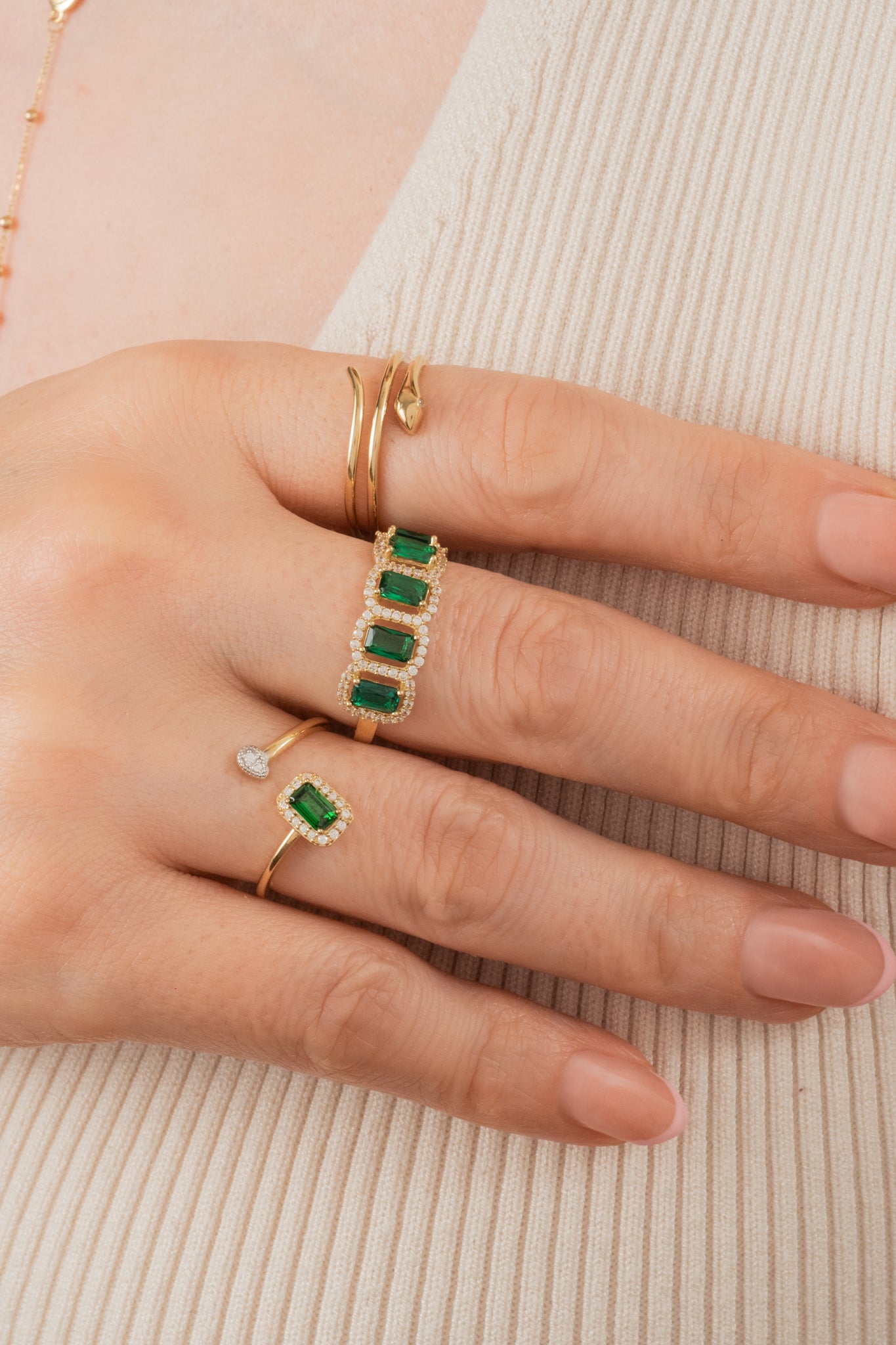 Anillo de oro solido en 10 kilates con forma de vibora lisa y los ojos de zirconia