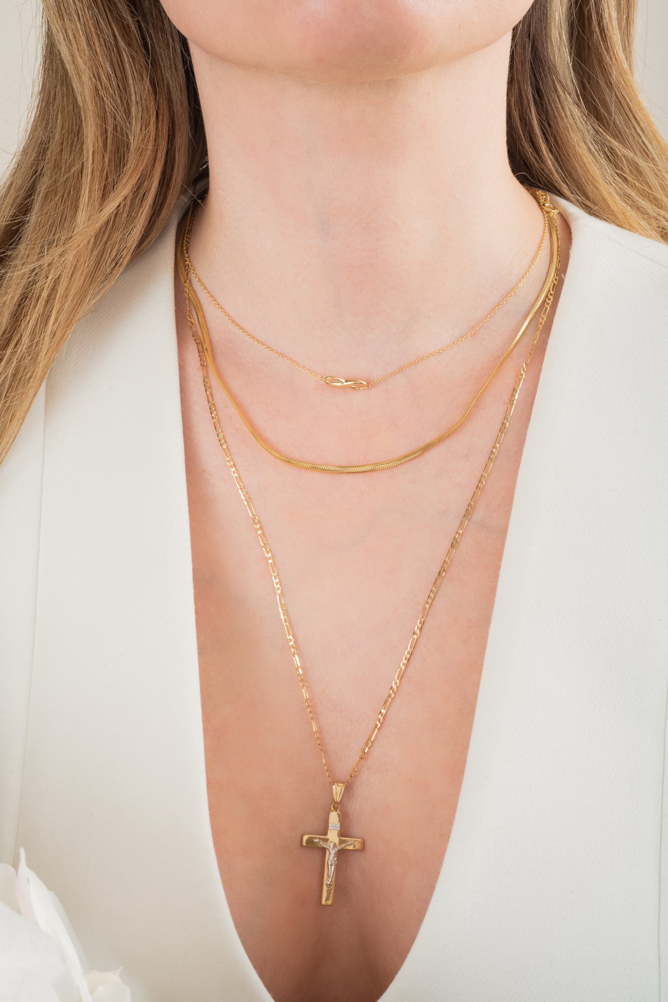 Dije de oro solido en 10 kilates en forma de cruz semi cuadrada y redonda pero en el centro un cristo en oro blanco