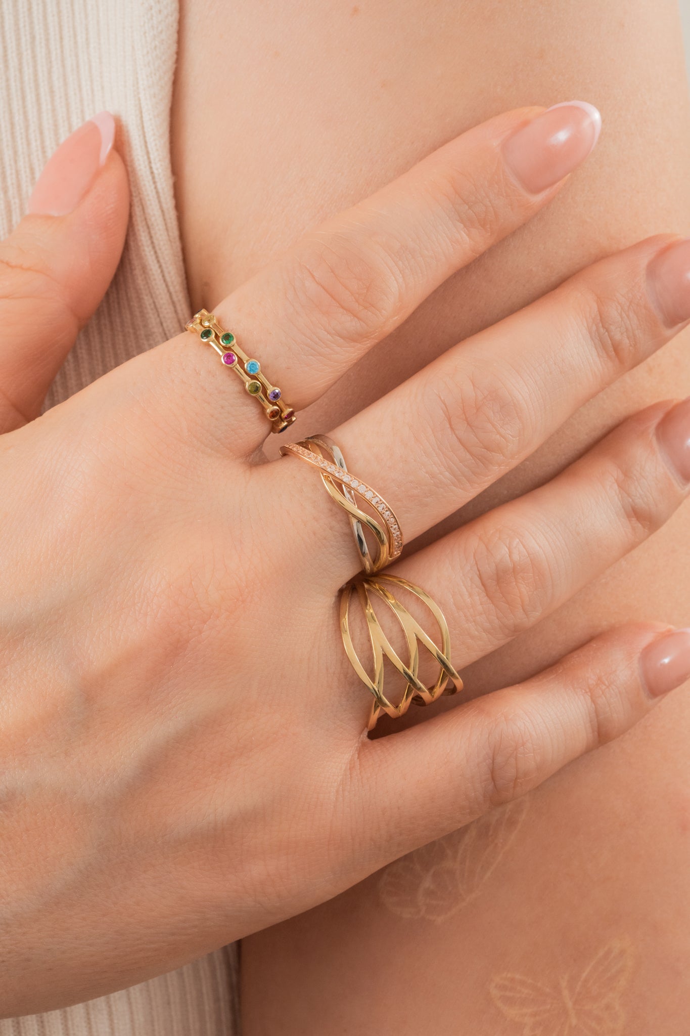 Anillo de oro sólido en 10 kilates con tres hileras enlazadas con onda oro amarillo, oro blanco y oro rosa con zirconias.