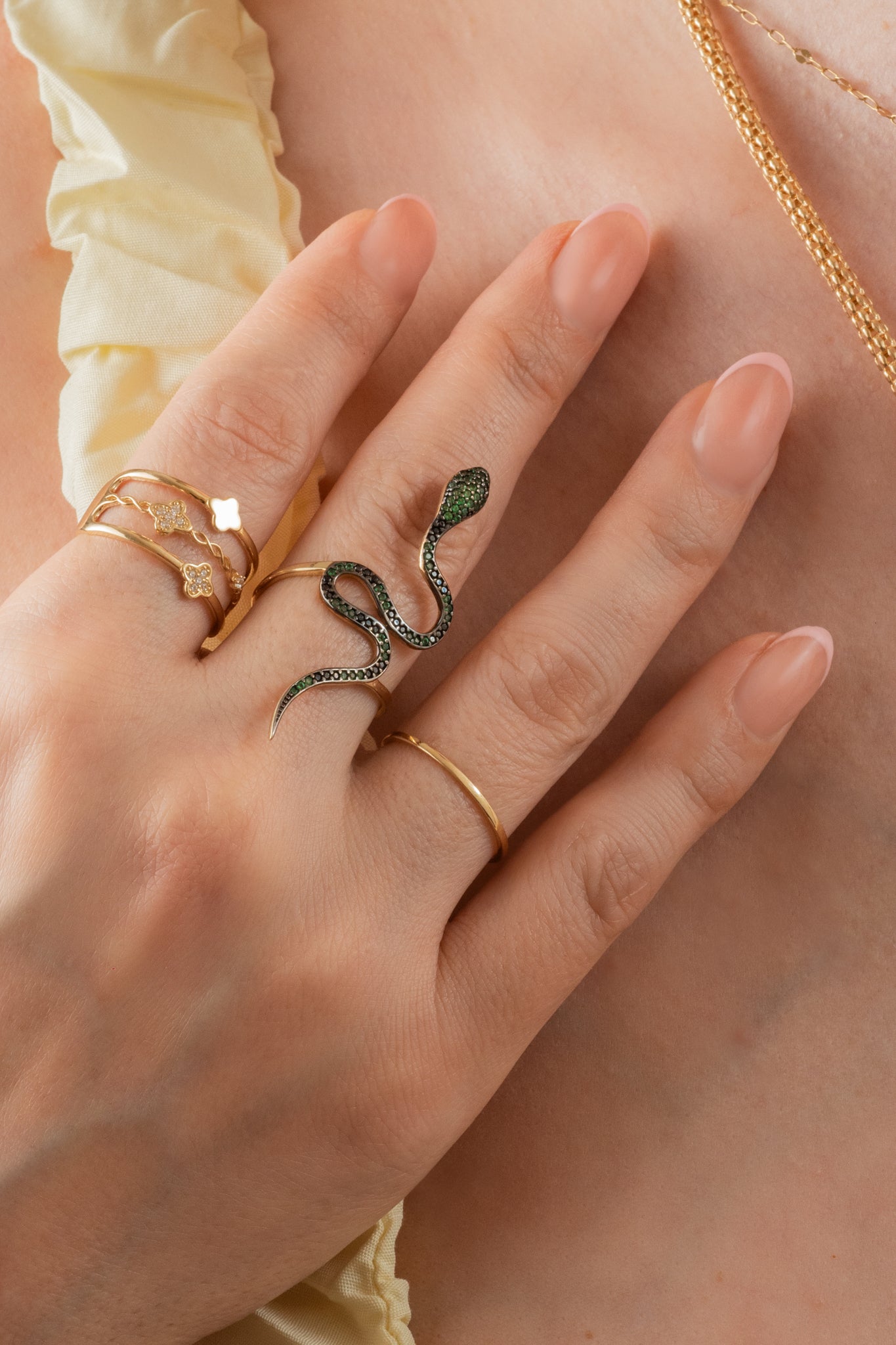 Anillo de 10 kilates con forma de vibora en zirconias