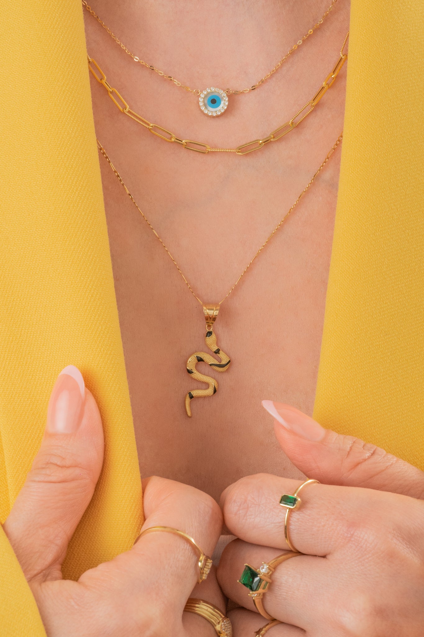 Dije de oro solido en 10 kilates con forma de vibora con parches negros