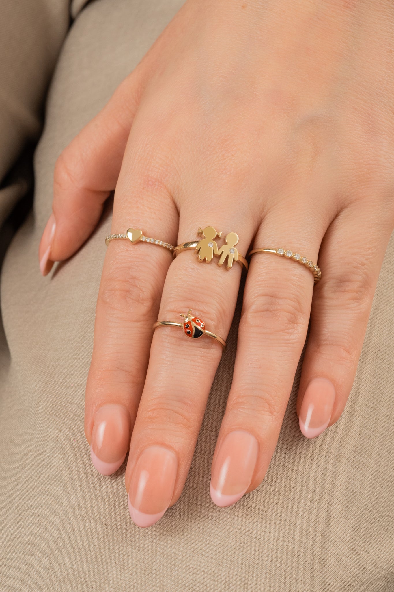 Anillo de oro sólido en 10 kilates con media churumbela zirconias con bisel de bolitas mini lisas.