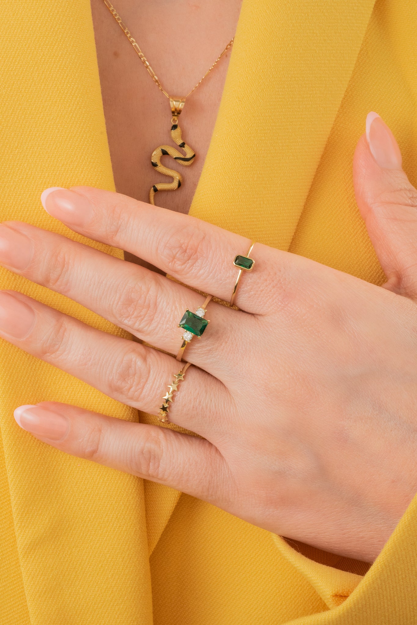 Anillo de oro solido en 10 kilates con dos piedras blancas pequeñas y en el centro una cuadrada grande verde