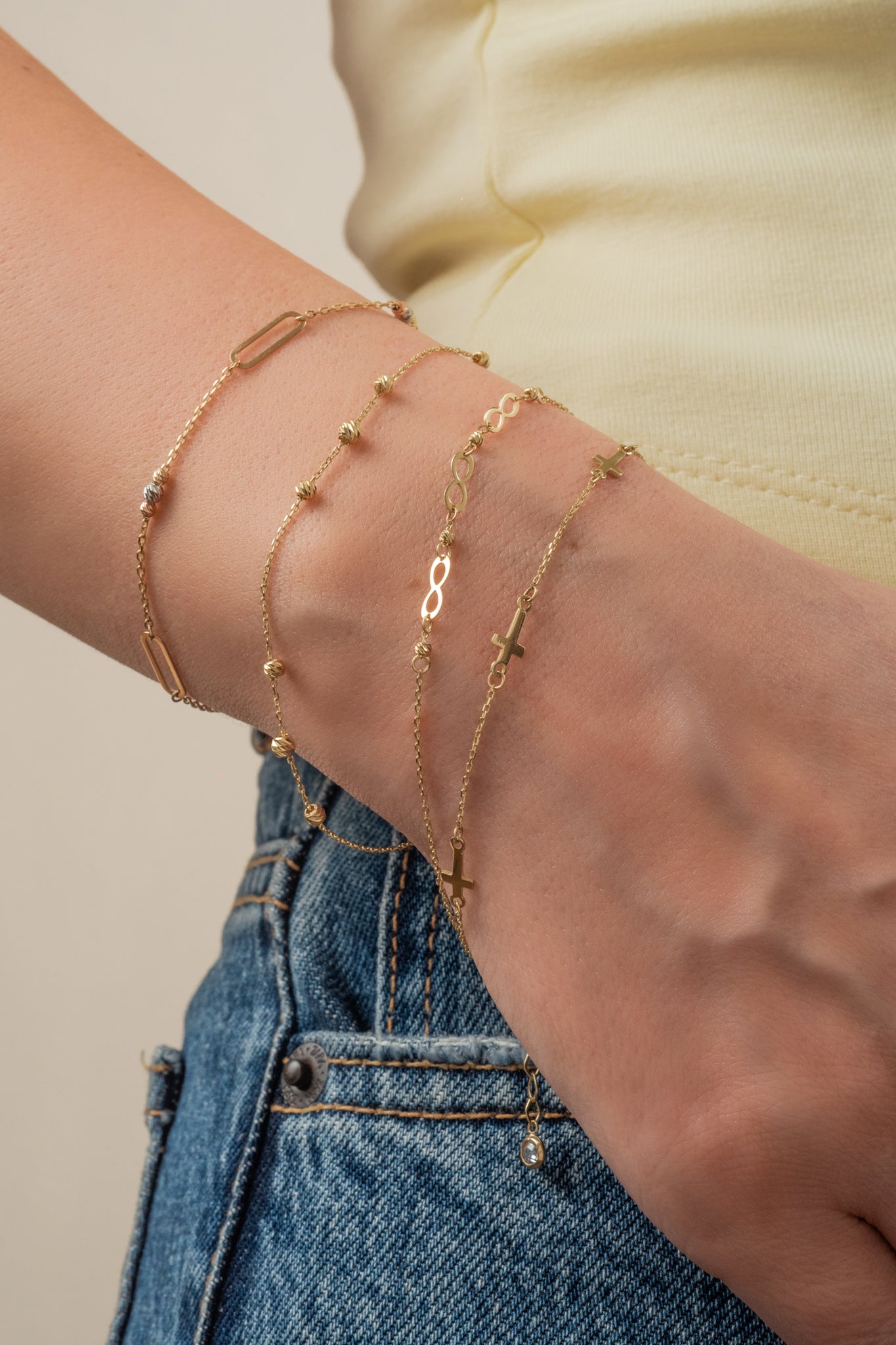 Pulsera de oro sólido en 10 kilates con cruces lisas horizontales.