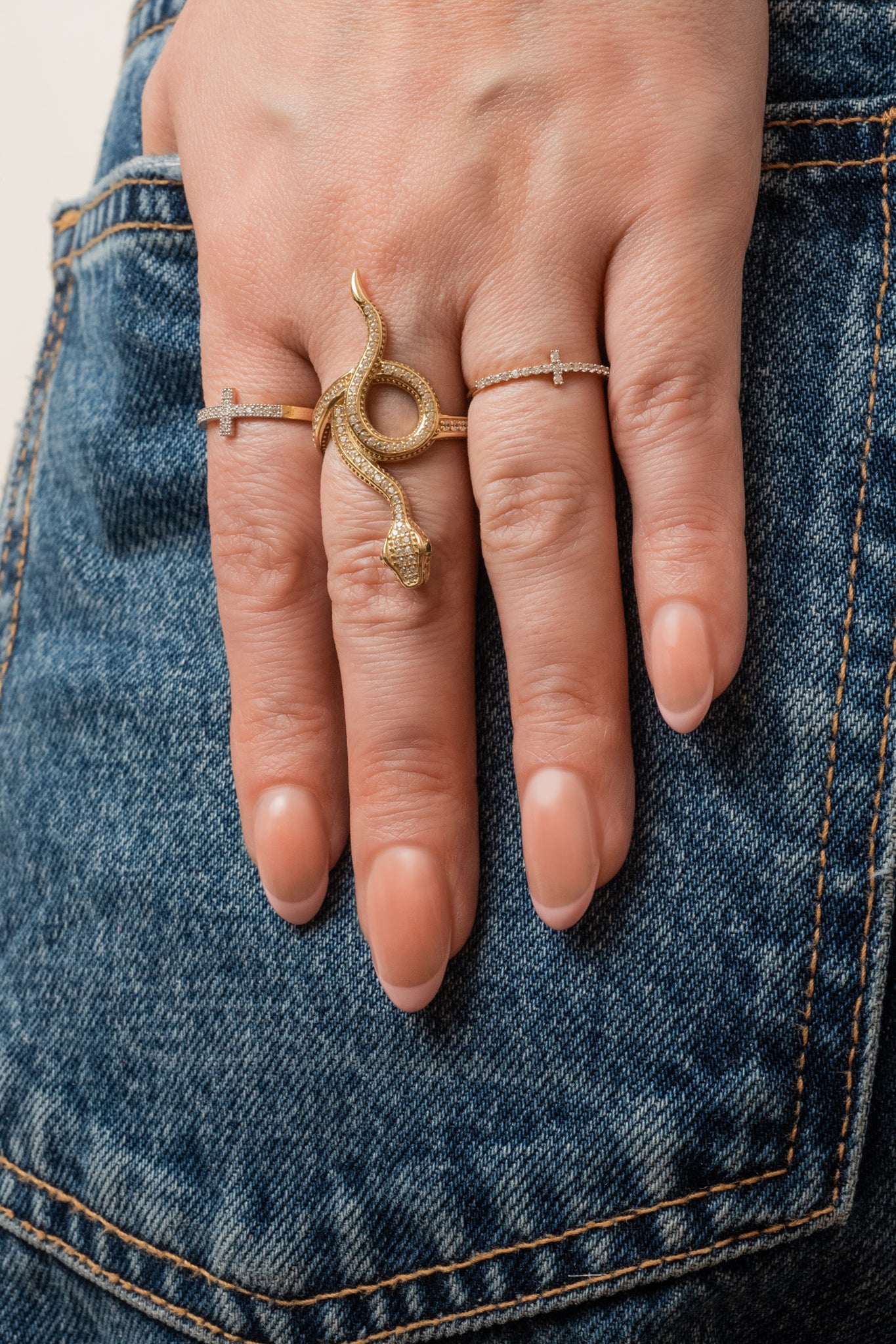 Anillo de oro 10 kilates con forma de vibora en zirconias