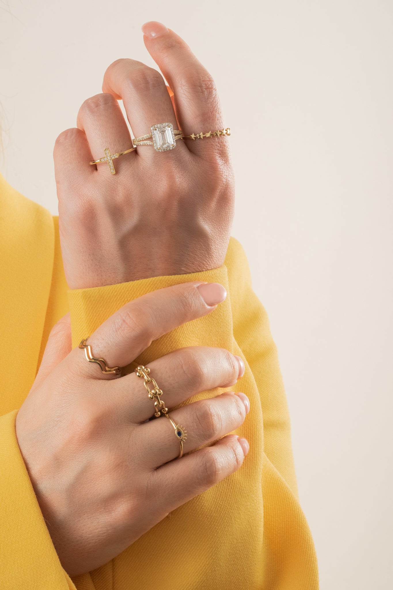 Anillo de oro solido en 10 kilates con un cruz en el centro de zirconia