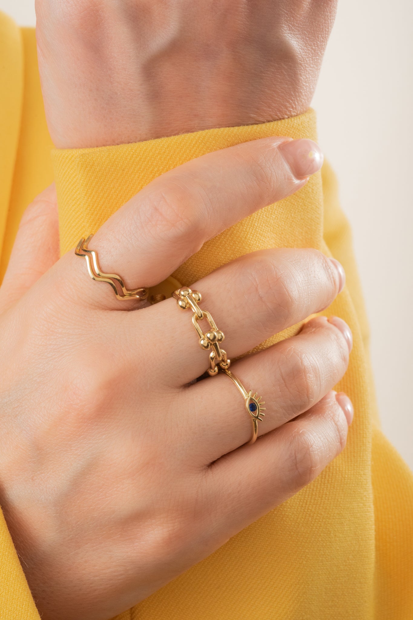 Anillo de oro solido en 10 kilates estilo tiffany liso