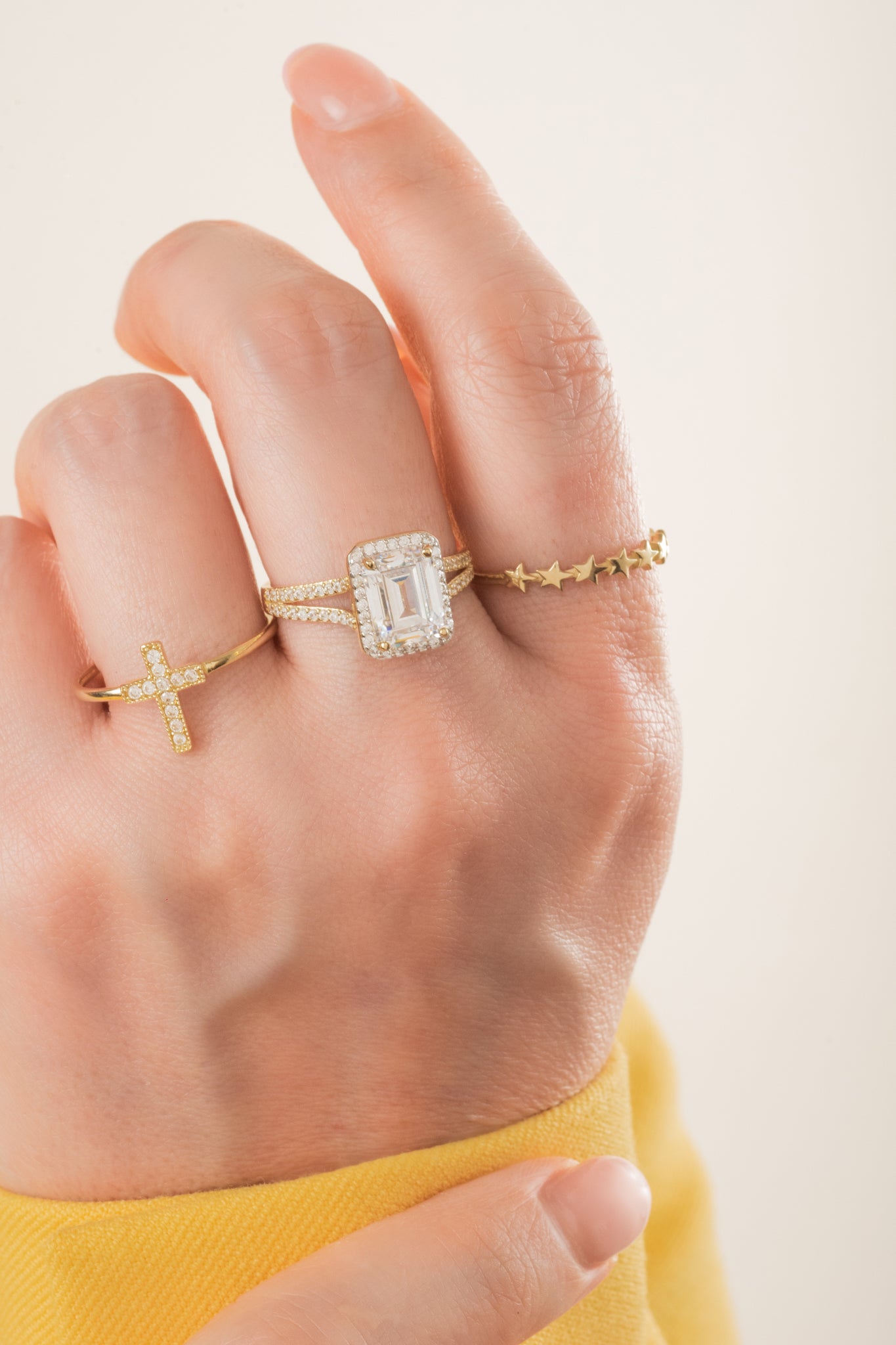 Anillo de oro solido en 10 kilates con estrellas lisas pequeñas en el centro