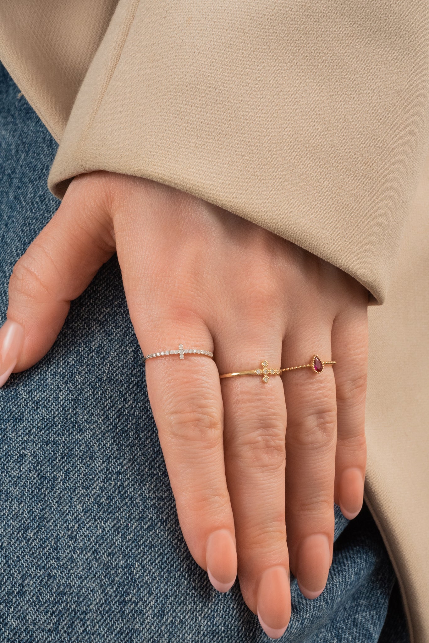 Anillo de oro solido en 10 kilates con una cruz estilo bolitas de zirconia en el centro