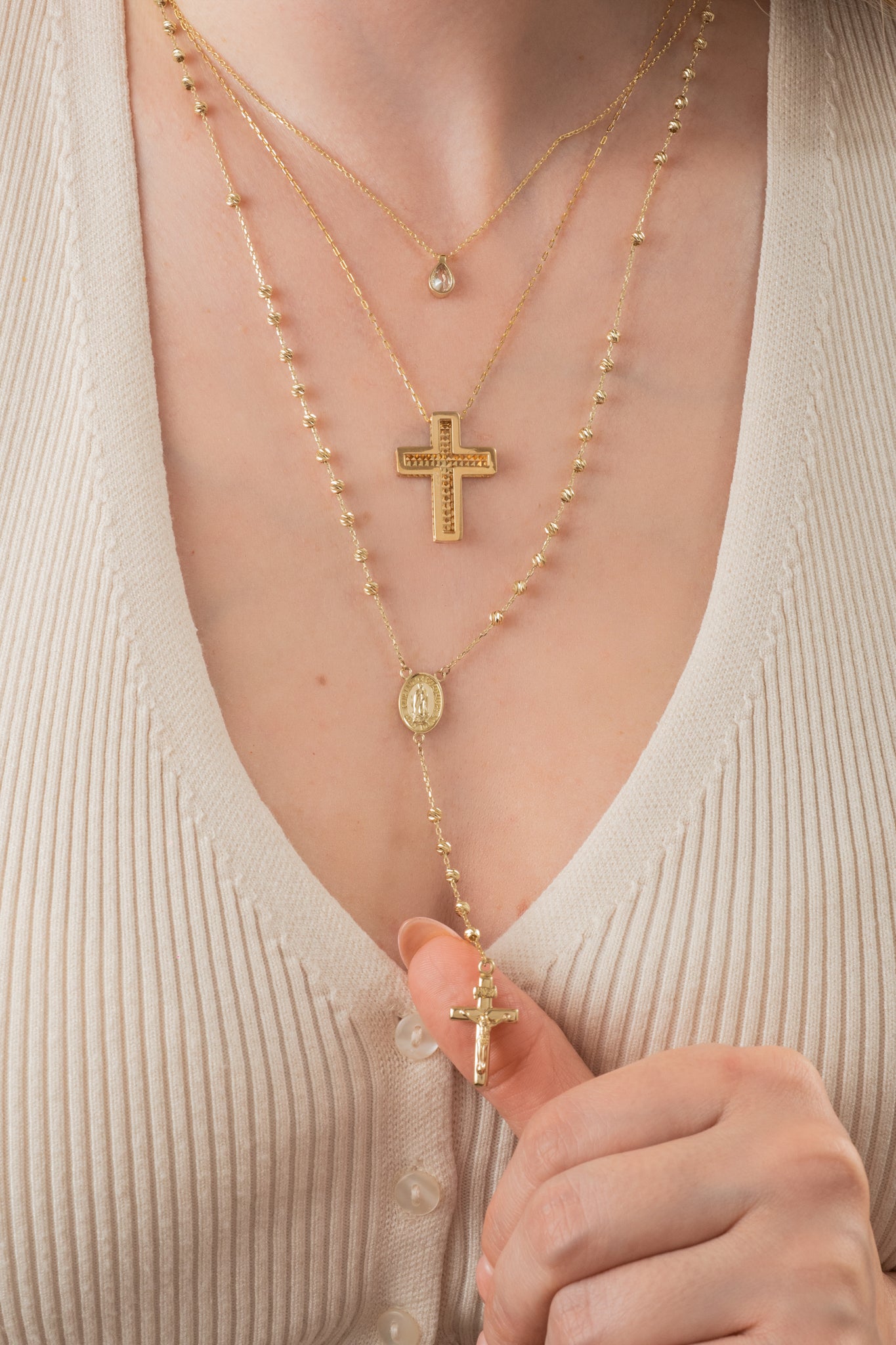 Gargantilla de oro solido en 10 kilates con un contorno dorado y una piedra en forma de gota