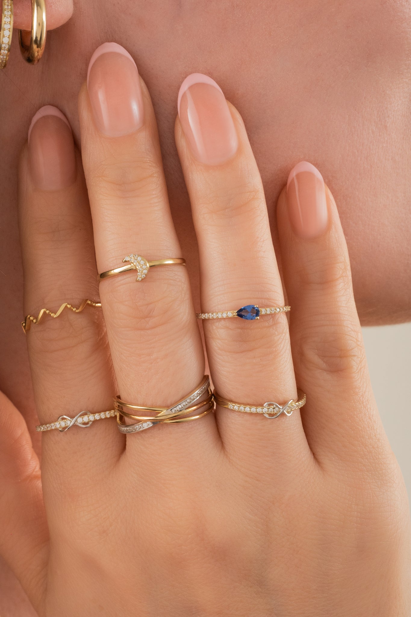 Anillo de oro sólido en 10 kilates con tres hileras enlazadas de oro amarillo, oro rosa y oro blanco con zirconias.