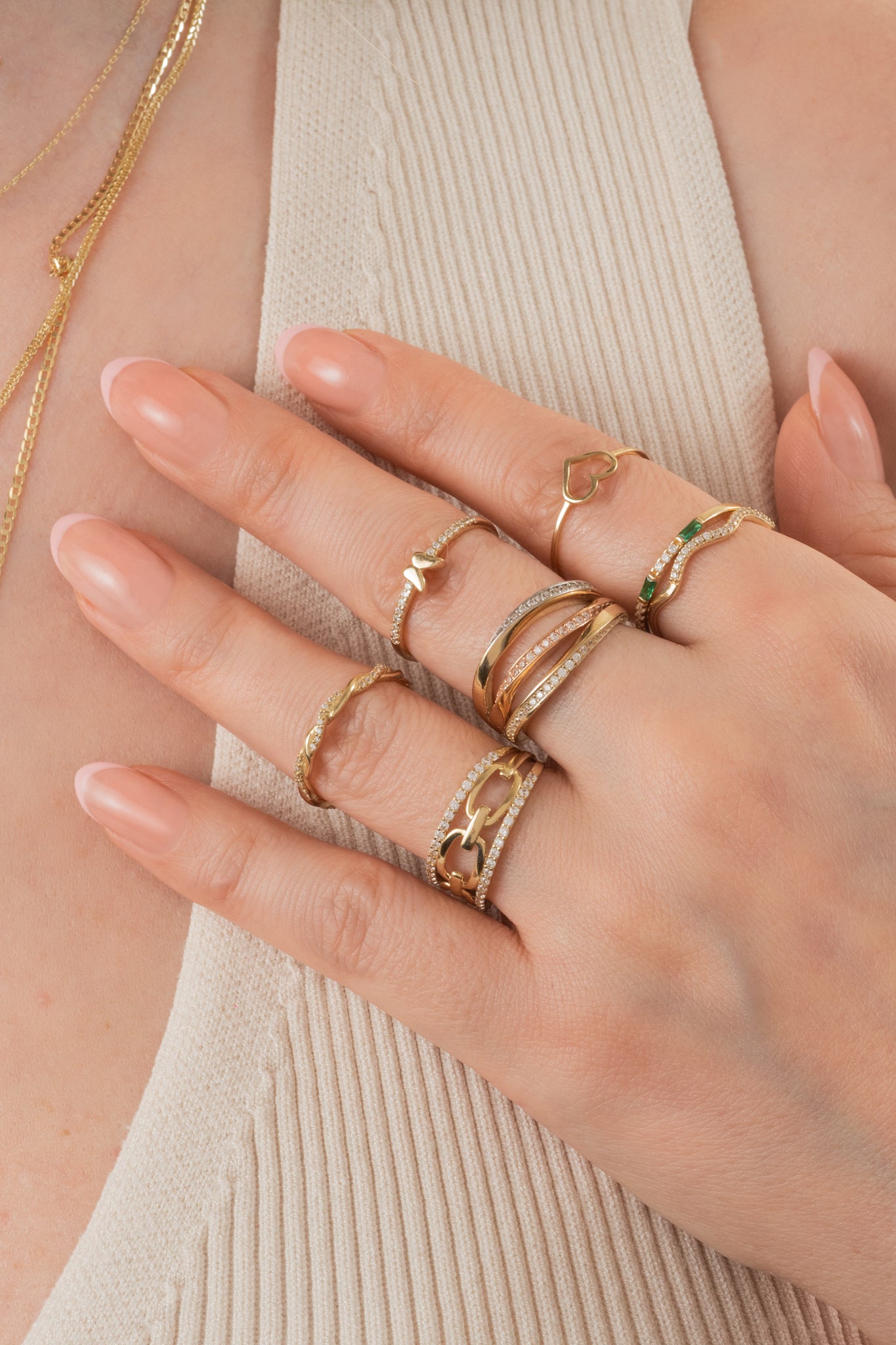 Anillo de oro sólido en 10 kilates ultrafino con corazón contorno liso al centro.