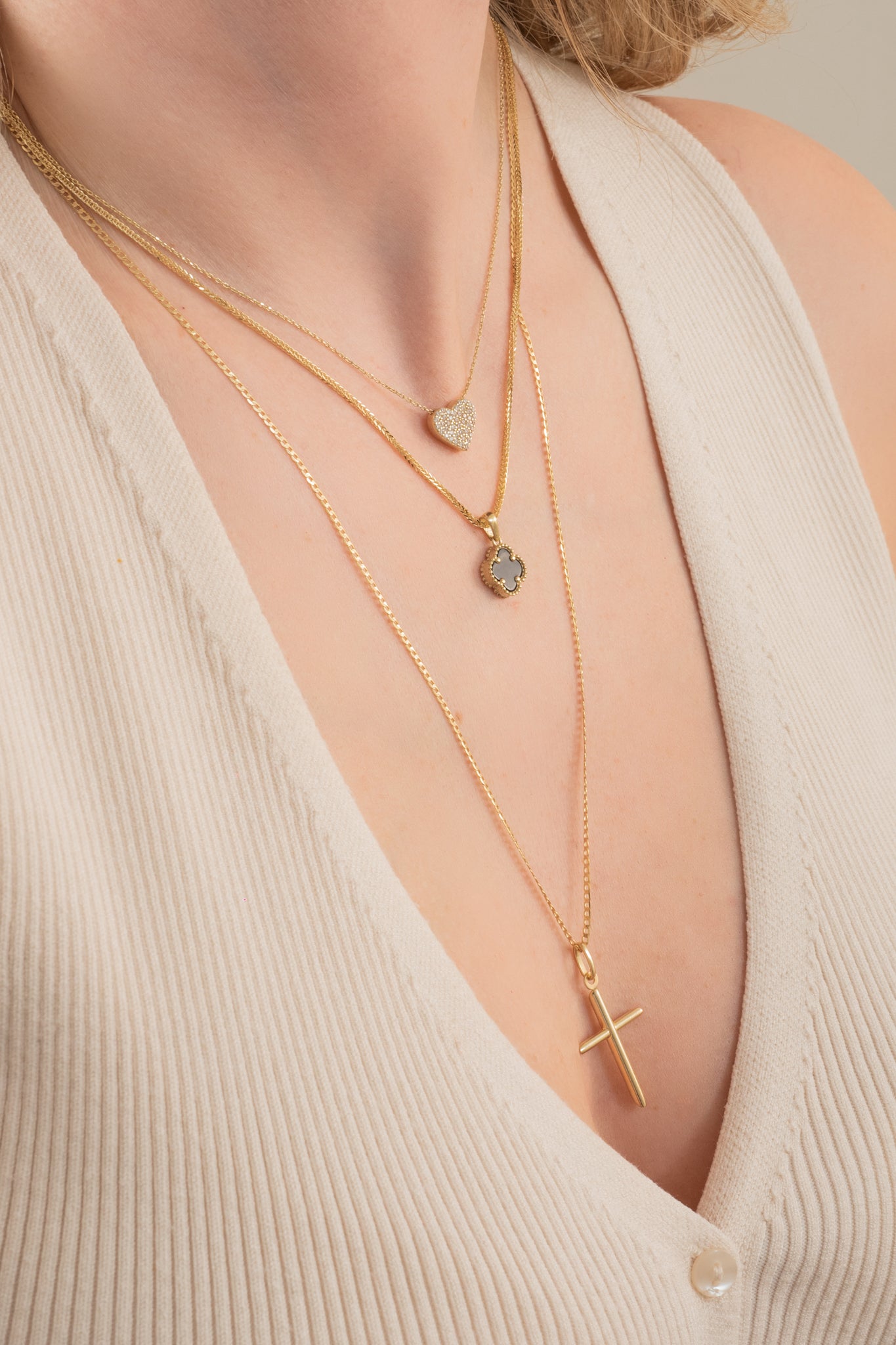 Dije de oro solido en 10 kilates con forma de cruz de cilindro