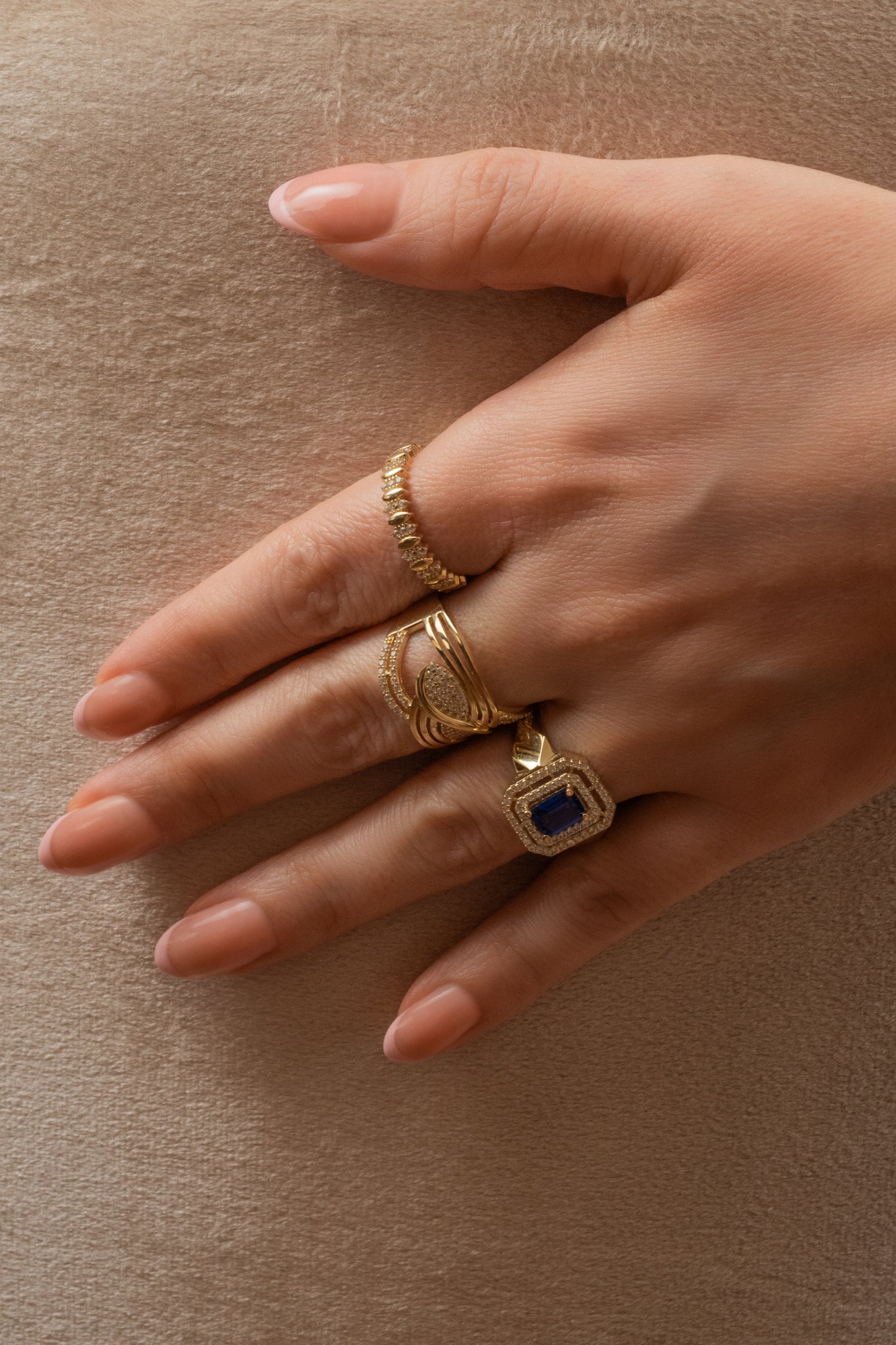 Anillo de oro solido en 10 kilates con ovalos lisos y ovalos de zirconia entrelazados