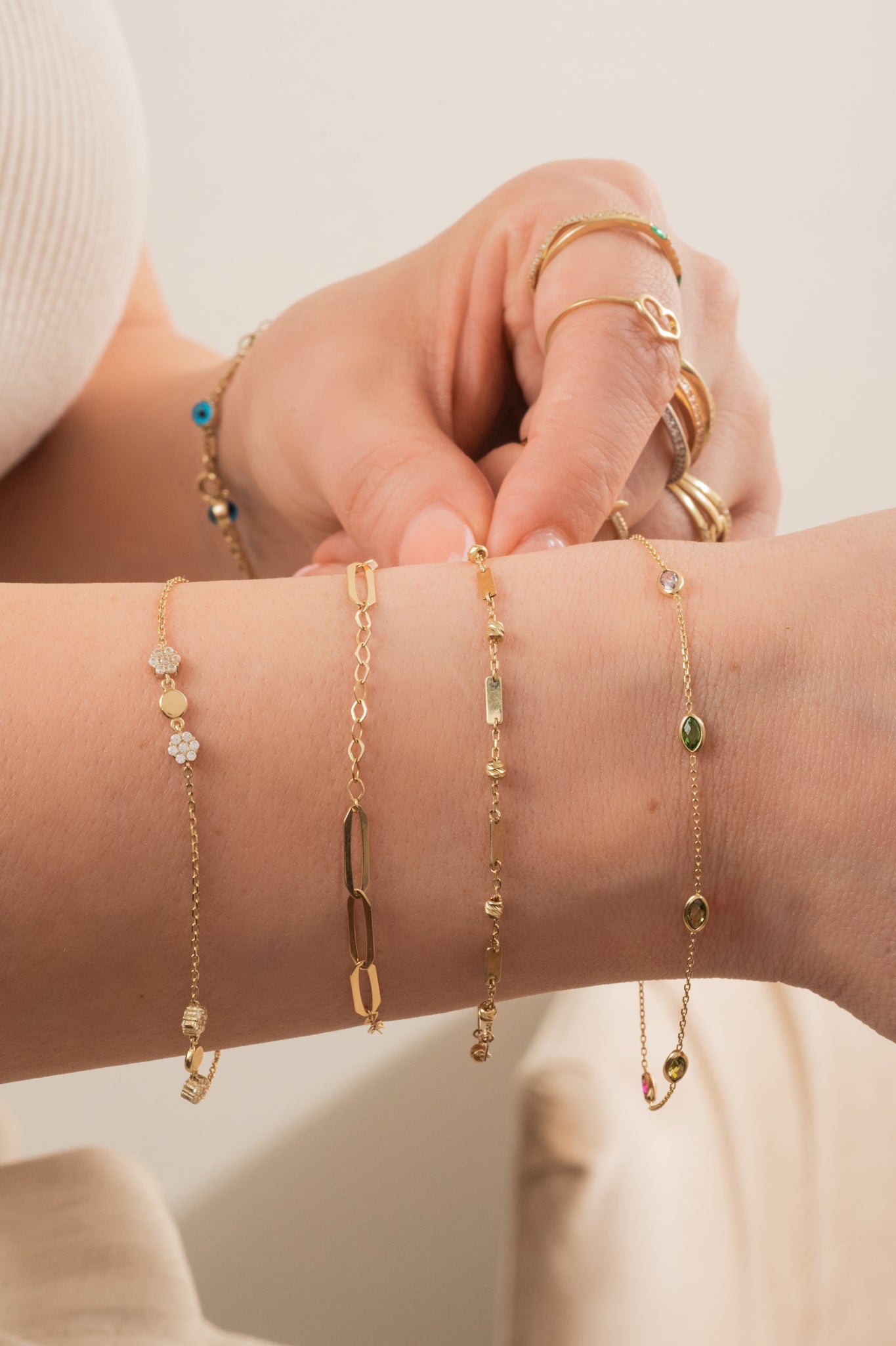 Pulsera de oro sólido en 10 kilates con flores zirconias y un círculo liso al centro