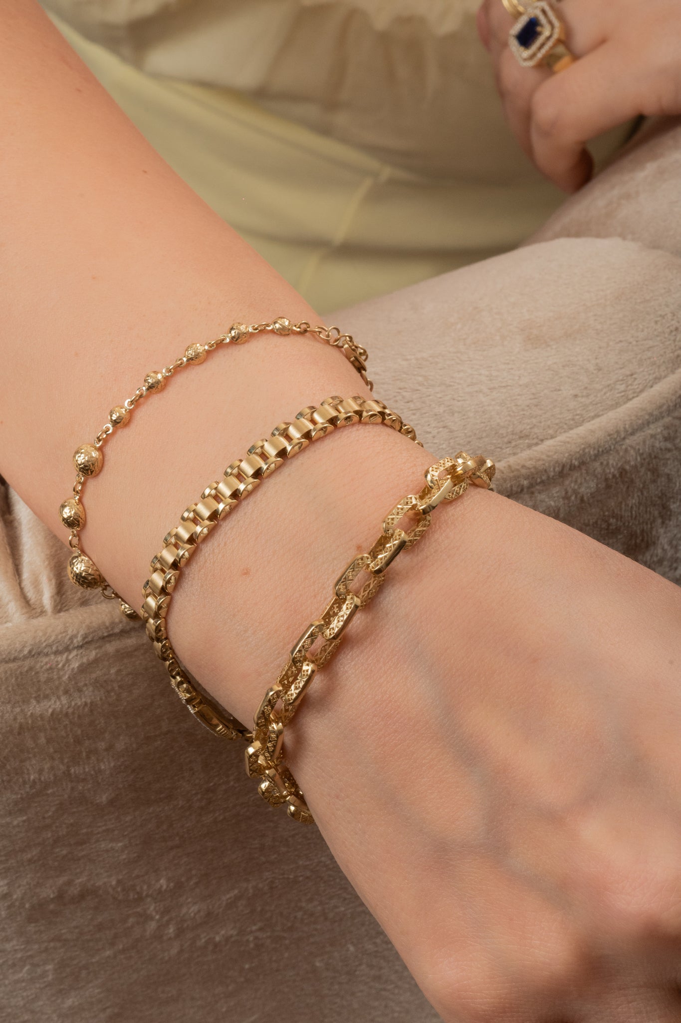 Pulsera de oro sólido en 10 kilates tejido rolex orillas lisas y centro mate.