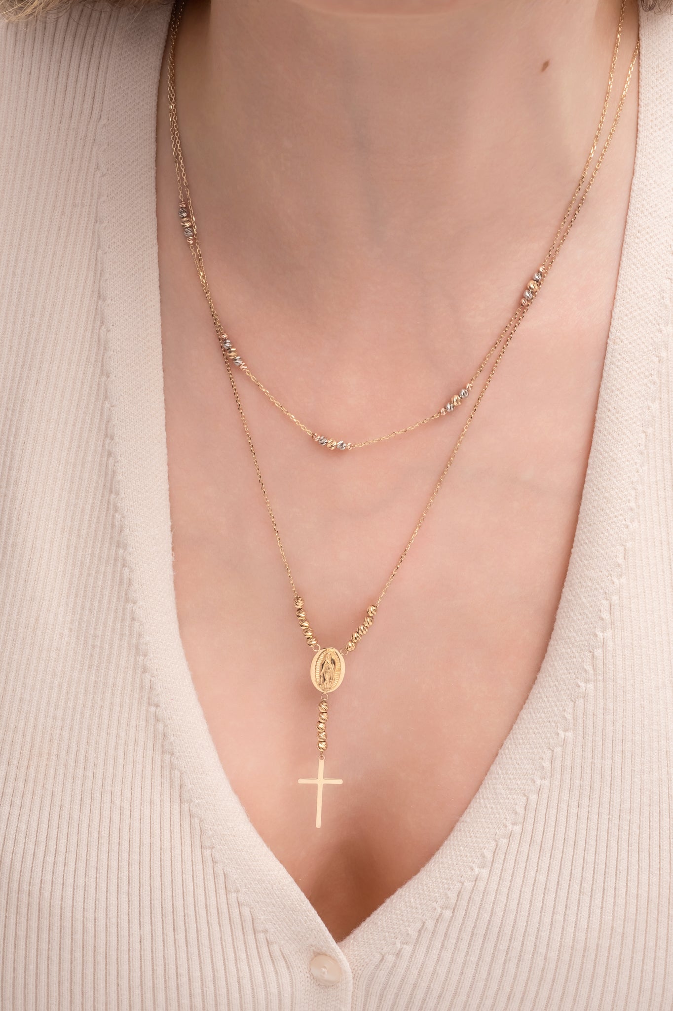 Gargantilla de oro sólido en 10 kilates con bolitas en oro florentino en estilo diamantado