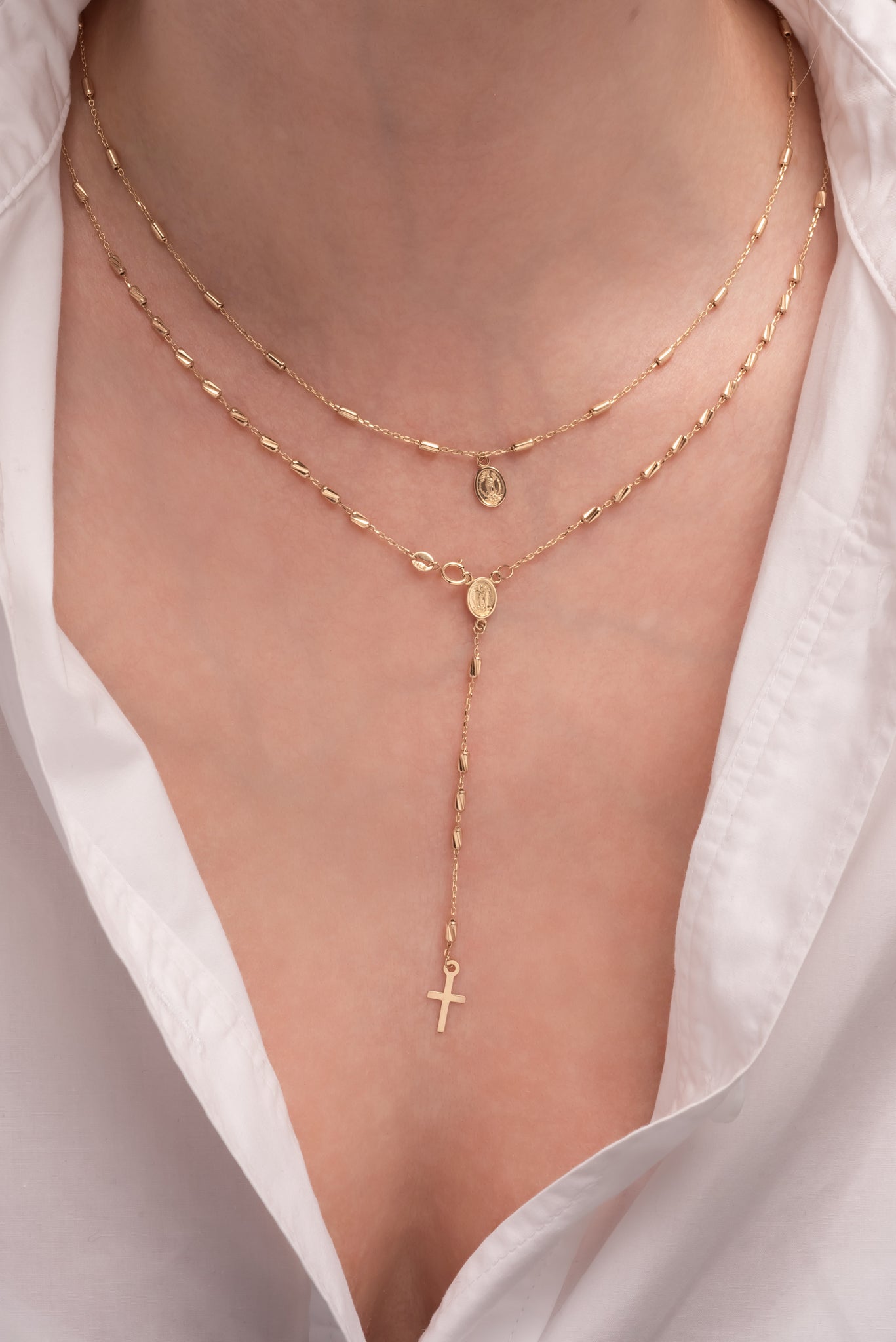 Gargantilla de oro sólido en 10 kilates con forma de rosario con bolitas de cilindro en estilo diamantado