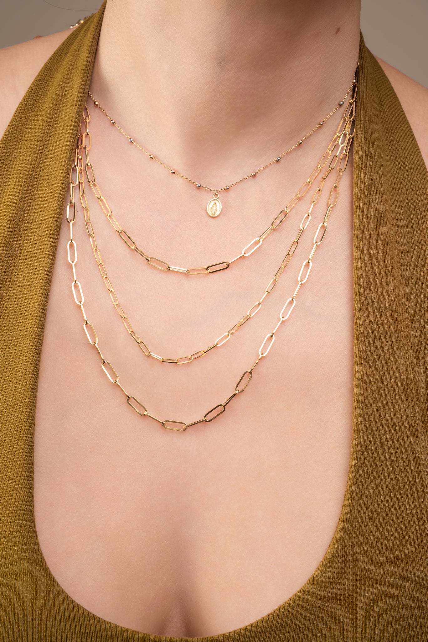 Cadena de oro sólido en 10 kilates, eslabón rectangular mediano.