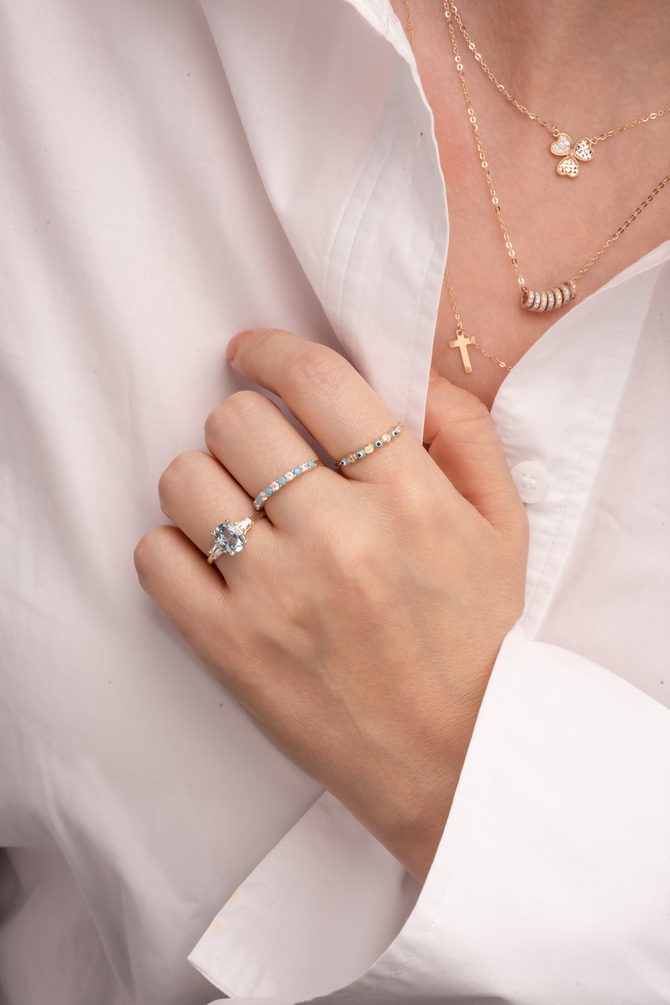 Anillo 10 kilates forma de churumbela, zirconias azul cielo y blancas.