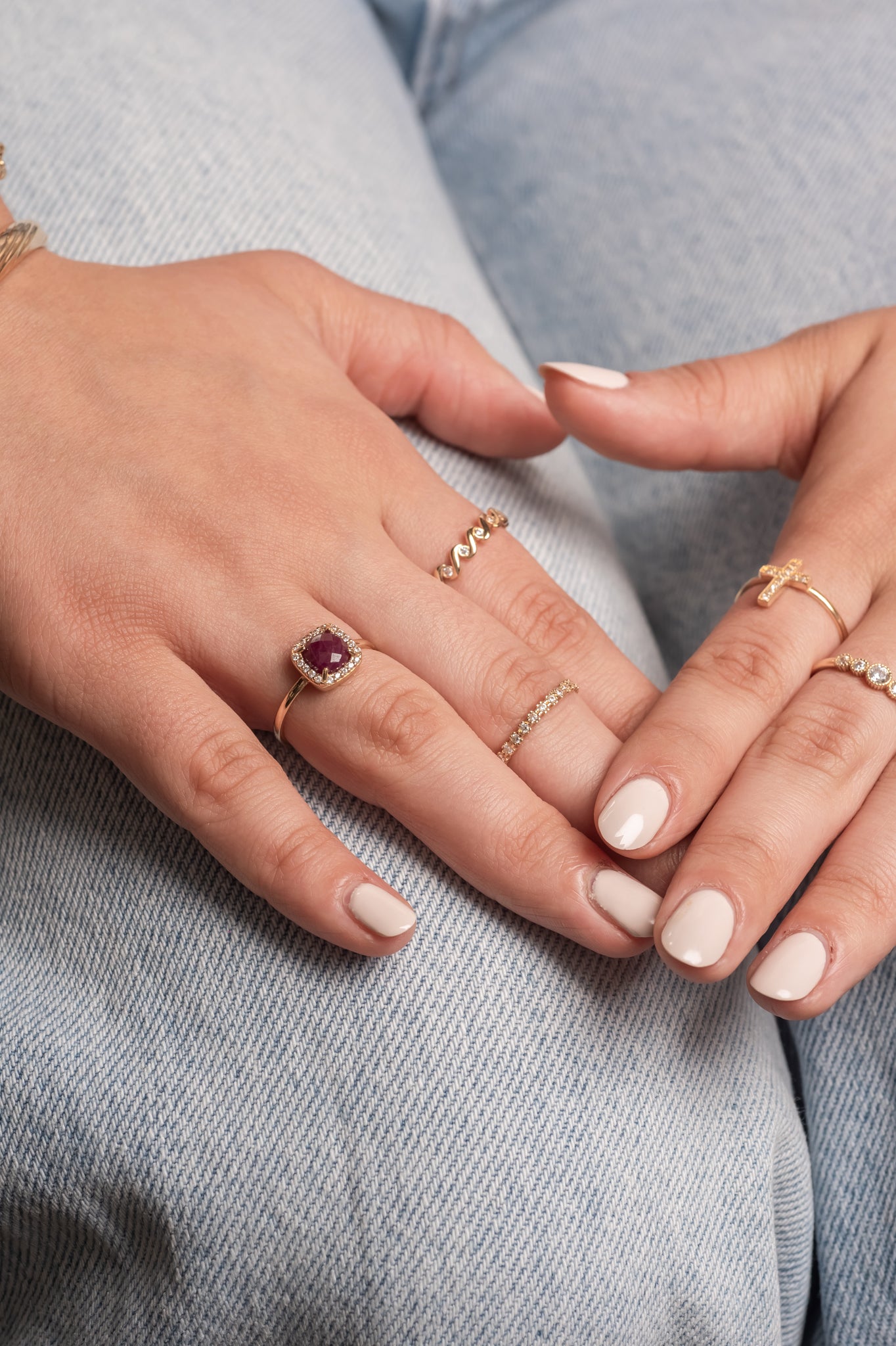 Anillo churumbela de oro sólido en 14 kilates con media churumbela de zirconias delgada.