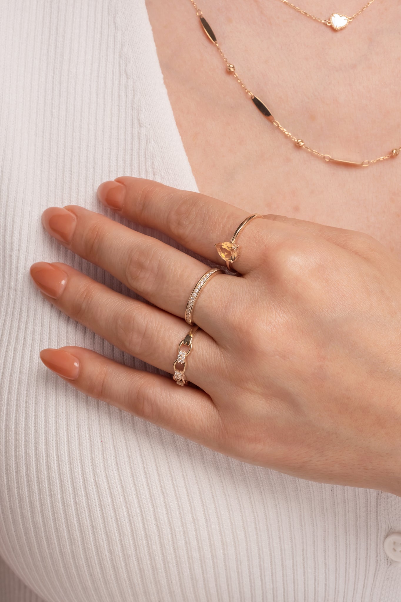 Anillo churumbela de oro sólido en 14 kilates con media churumbela de zirconias biseladas gruesa.