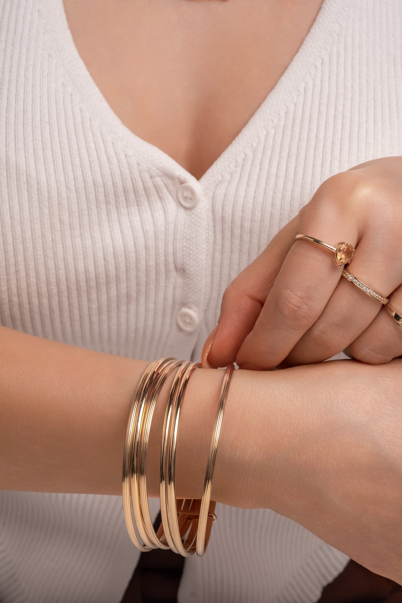 Aro semanario de oro sólido en 14 kilates con siete aros lisos de oro amarillo tubulares.