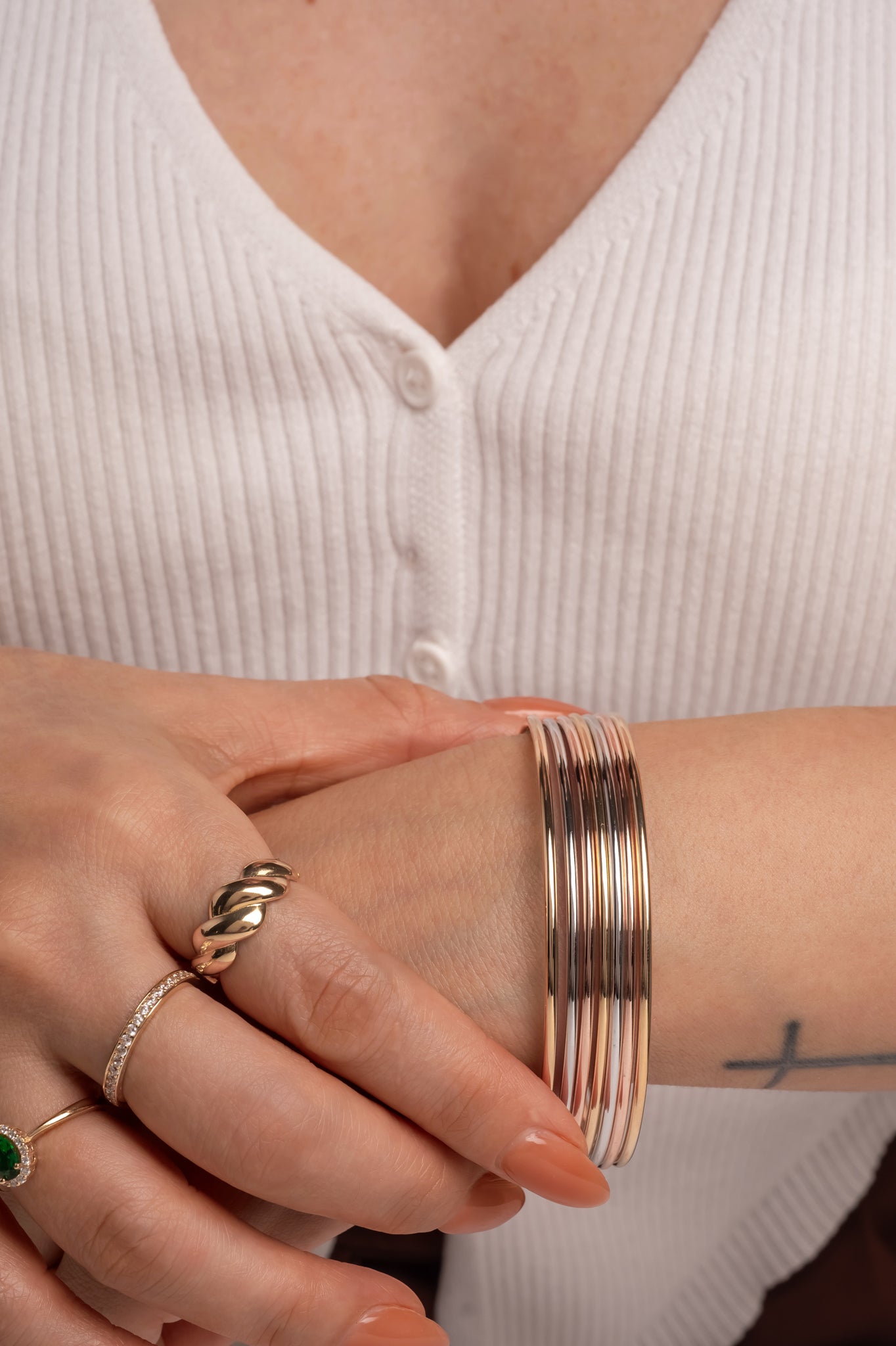 Aro semanario de oro sólido en 14 kilates con siete aros lisos de oro florentino tubulares.