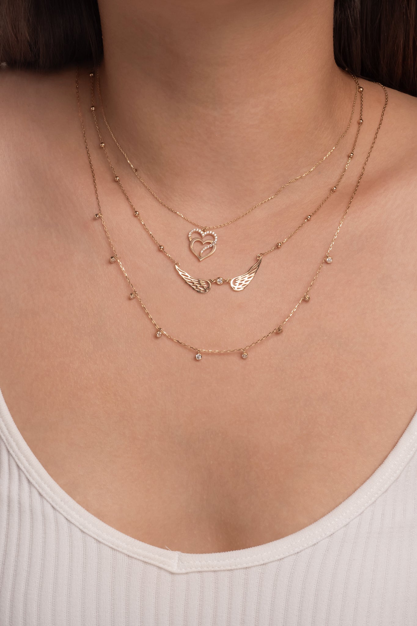 Gargantilla de oro sólido en 10 kilates con dijes de zirconias blancas biseladas.