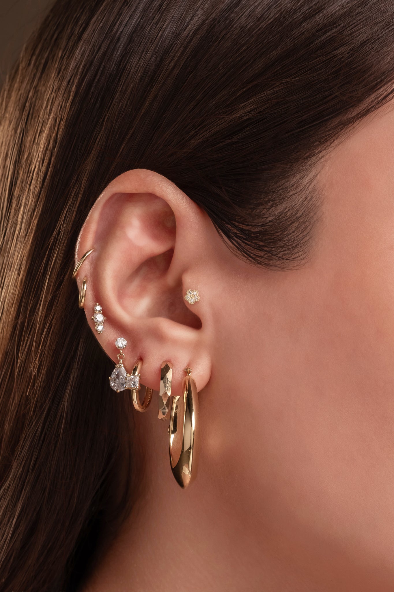 Huggie de oro sólido en 14 kilates con cuadro zirconia y liso.