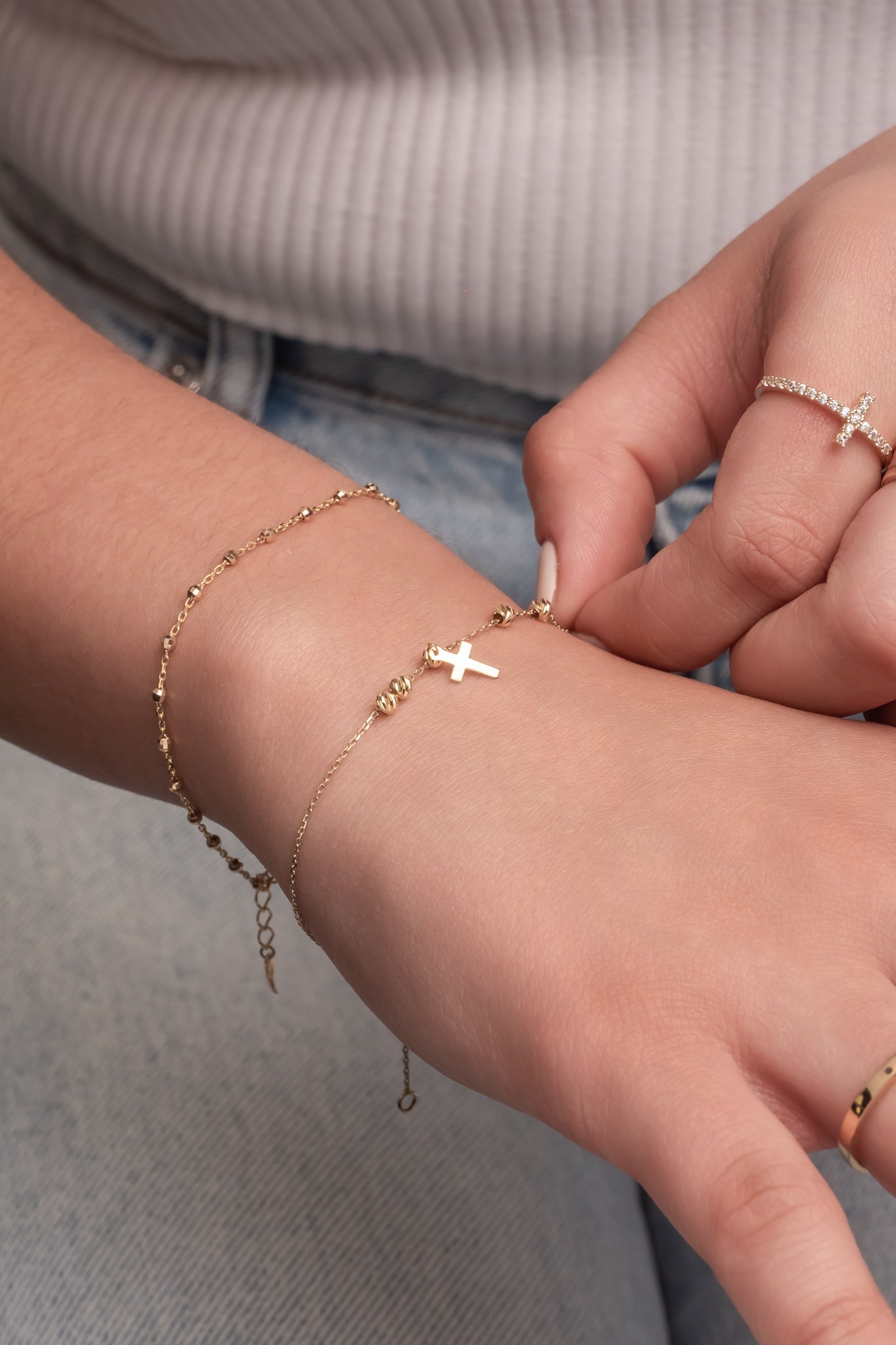 Pulsera de oro sólido en 10 kilates con cinco bolitas de estilo diamantado con un dije de cruz liso