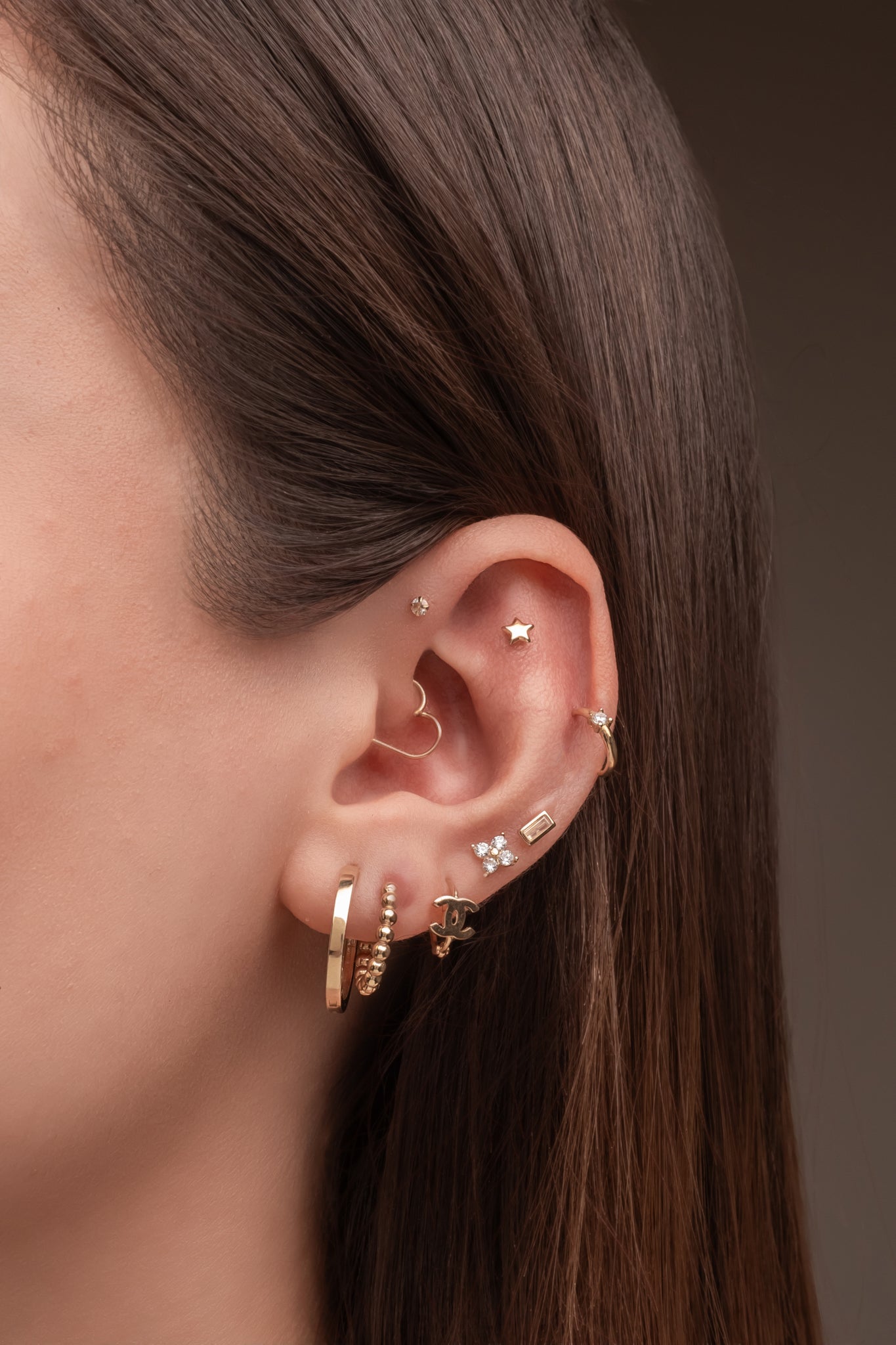 Huggie 10 kilates bolitas lisas pegadas