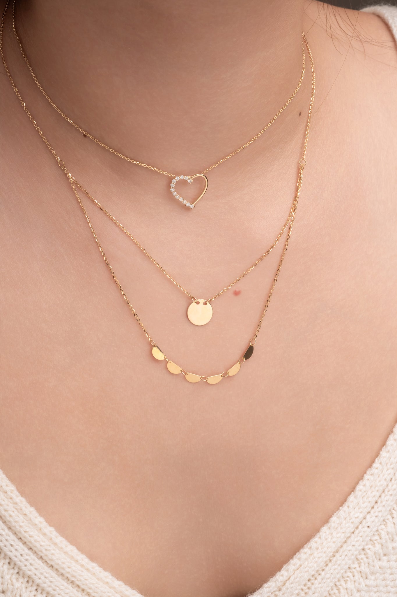 Gargantilla de oro sólido en 10 kilates con un estilo de doble cadena, la corta con un circulo liso y en la siguiente seis medios circulos