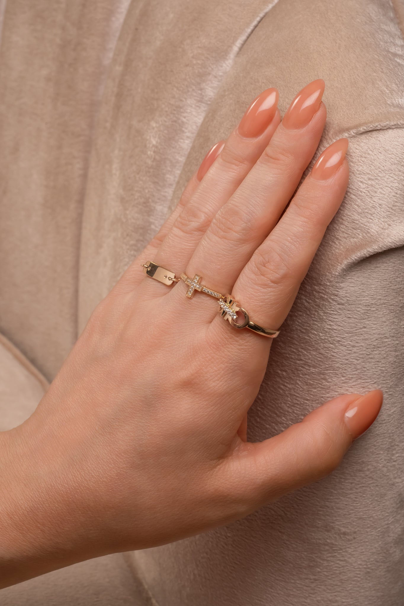 Anillo 10 kilates brazo tejido de cadena y centro placa lisa con zirconia mini