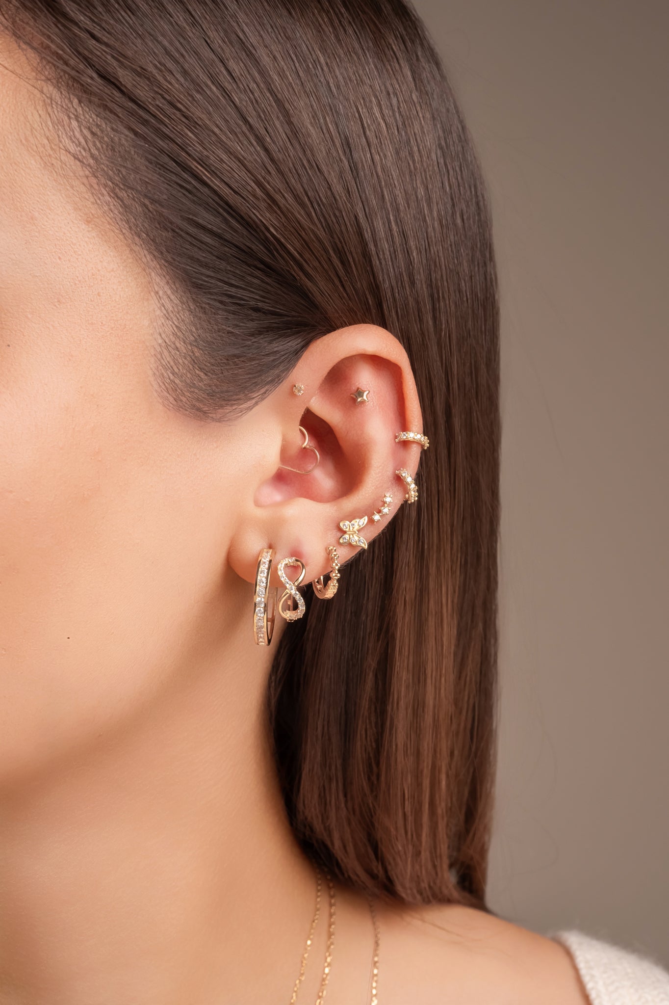 Huggie 10 kilates infinito mitad liso mitad zirconias