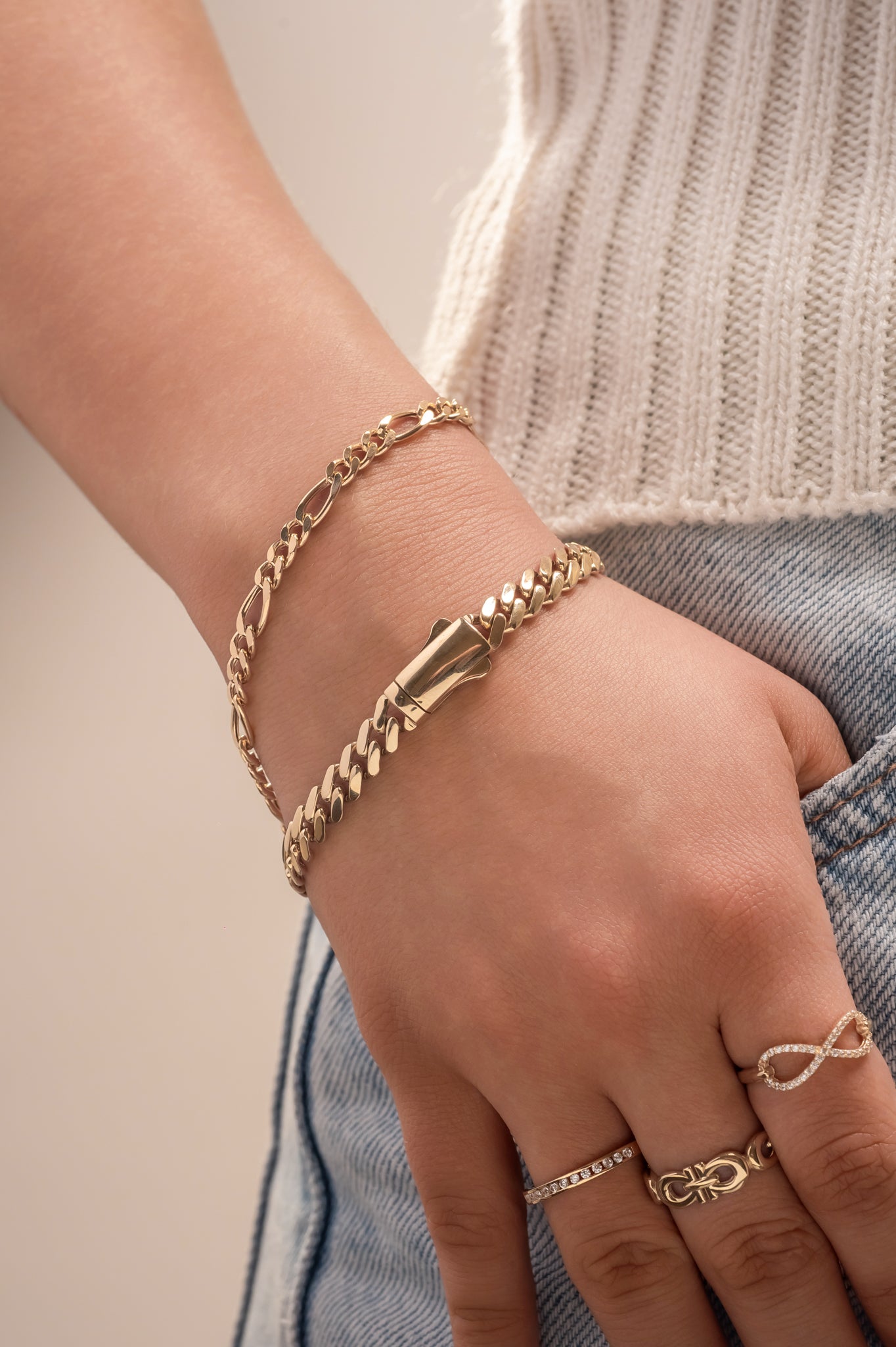 Pulsera de oro sólido en 10 kilates con tres y una grande