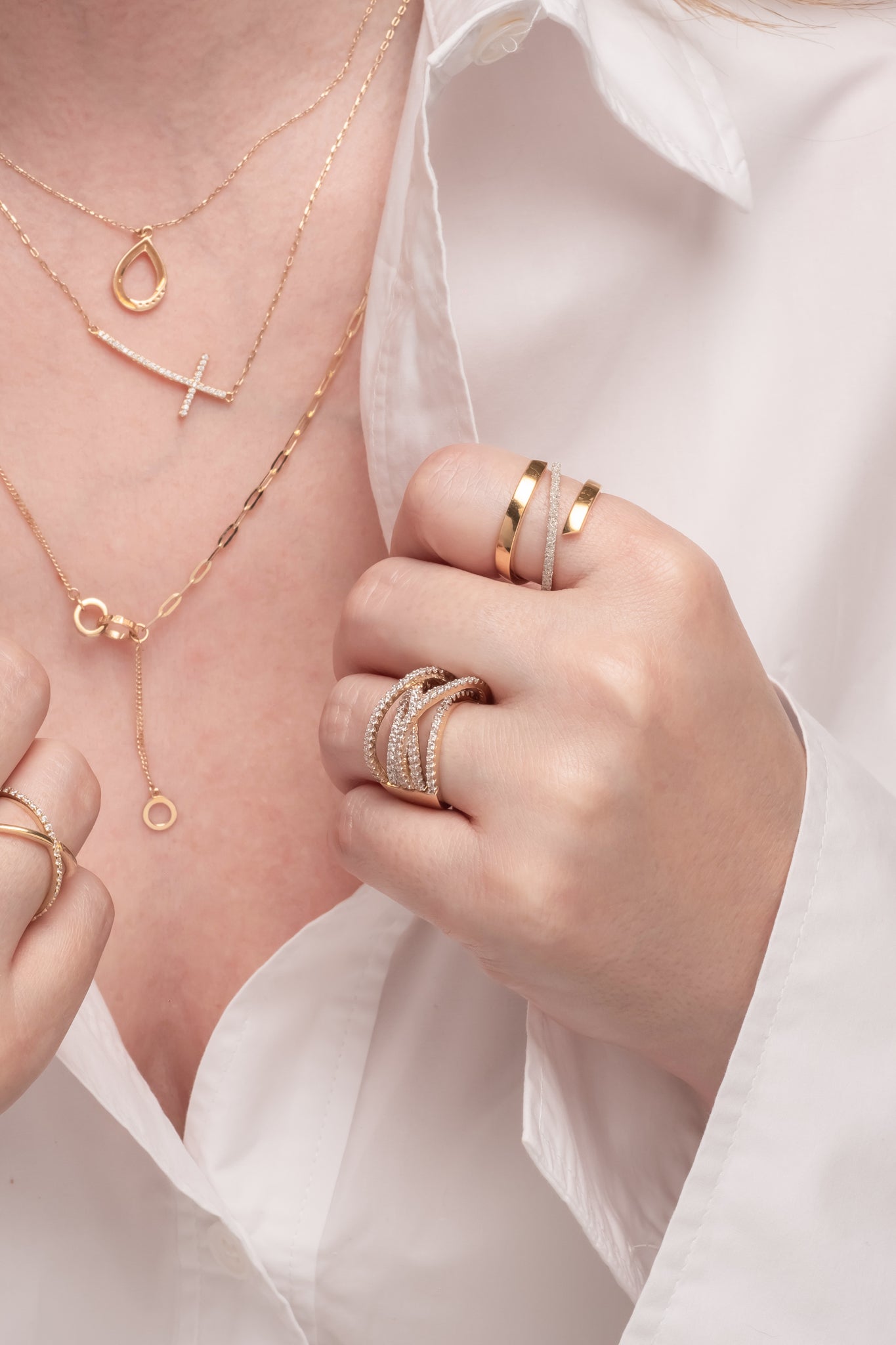 Anillo 10 kilates tres líneas, dos lisas y centro churumbela zirconias minis