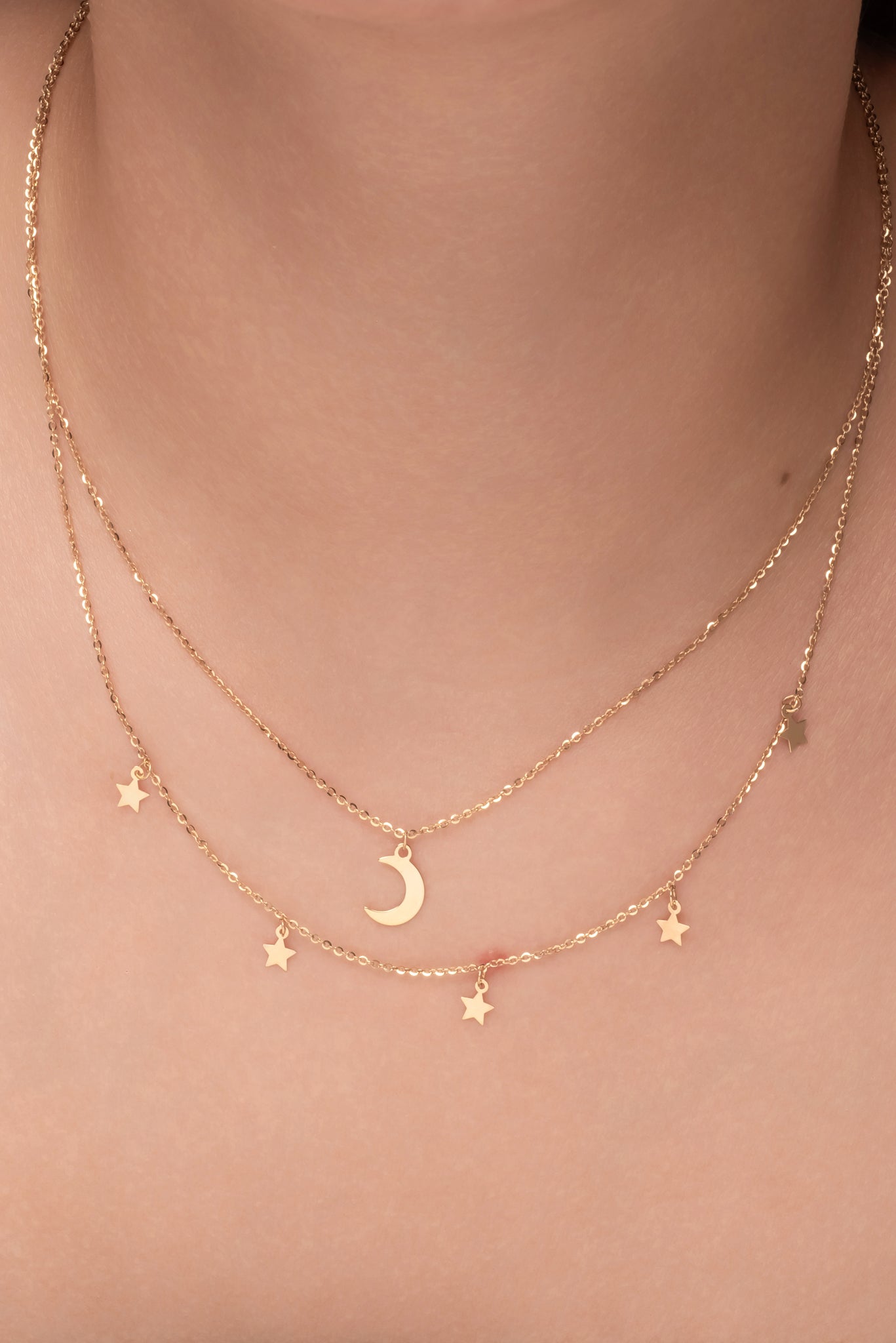 Gargantilla de oro sólido en 10 kilates con un estilo doble cadena con dijes en la cadeja corta una luna lisa y en la larga estrellas