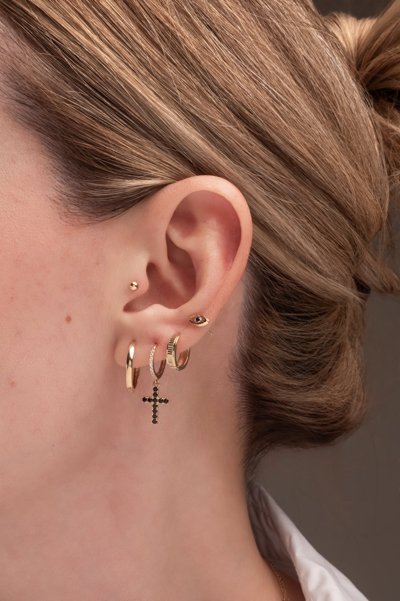 Huggie 10 kilates líneas diamantadas brillos