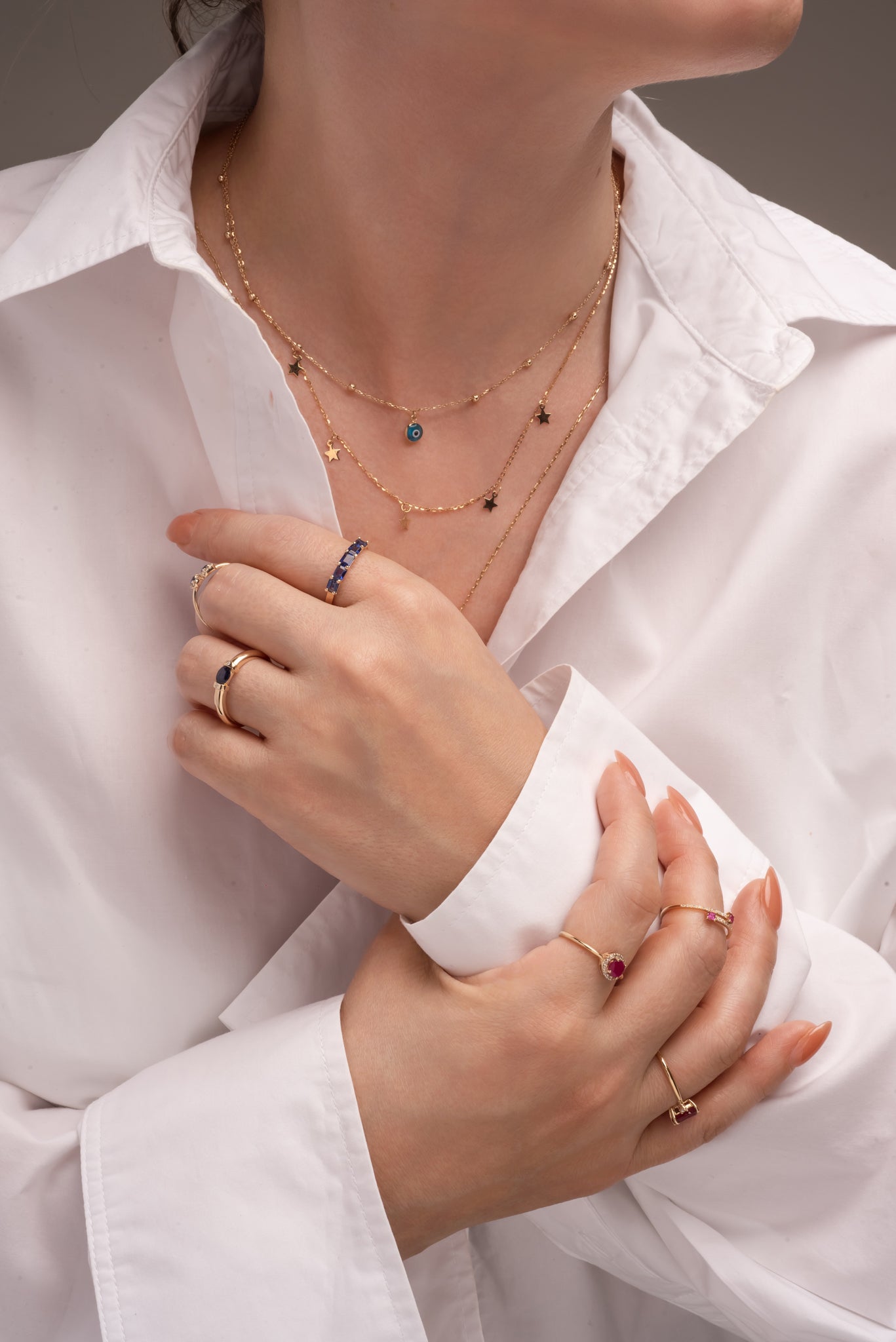 Anillo de oro sólido en 14 kilates con brazo grueso y centro zafiro con dos diamantes a los lados de 0.12 ct.