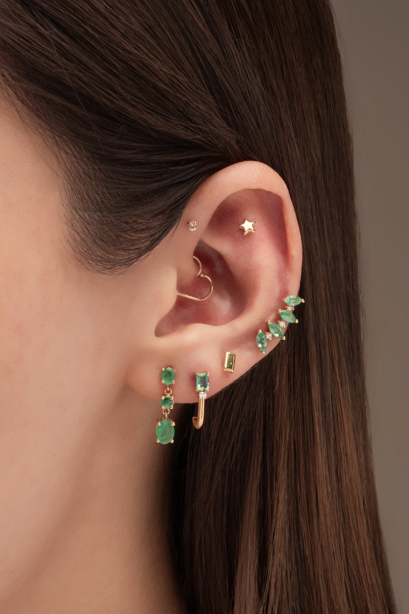 Arete de oro sólido en 14 kilates con forma de media arracada con esmeralda y diamante de 0.036 ct.