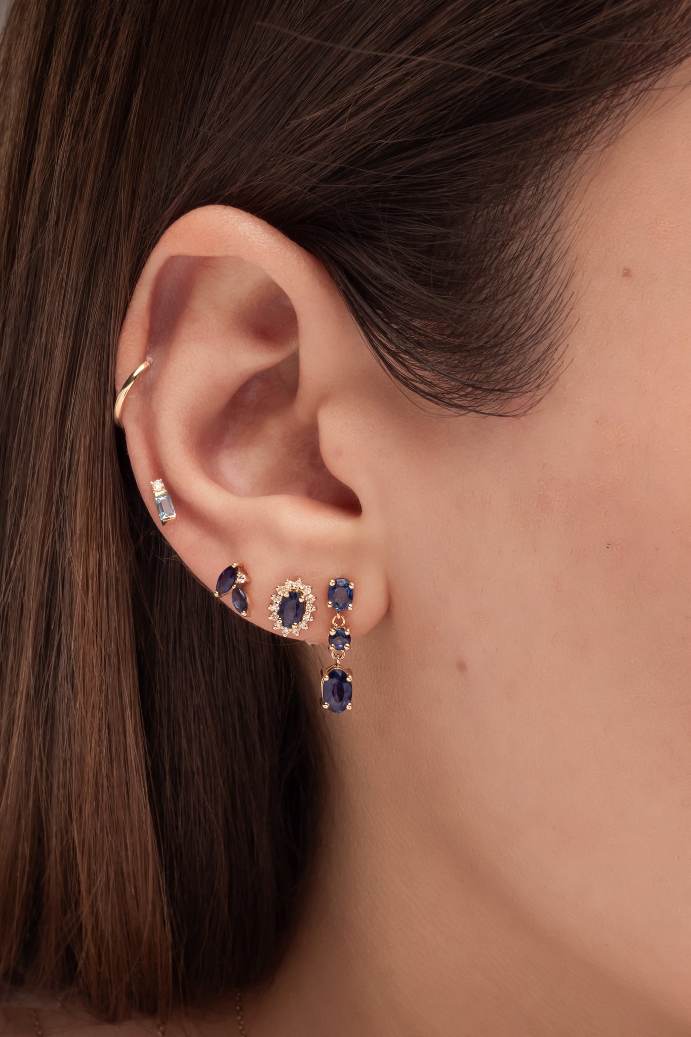 Arete de oro sólido en 14 kilates con zafiros colgantes de distintos tamaños.