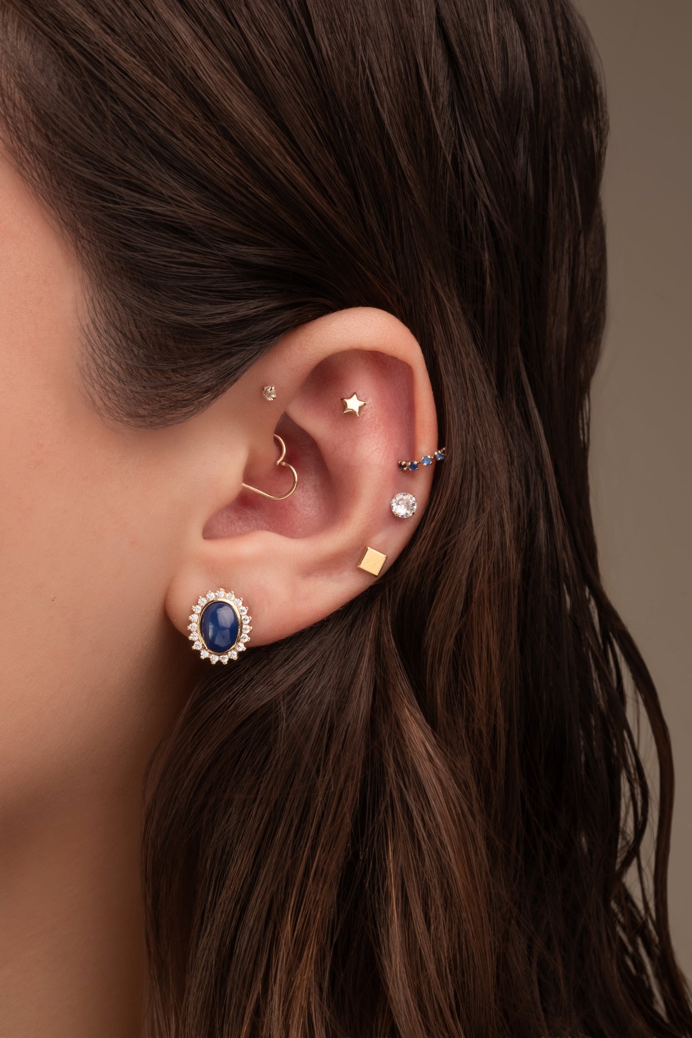 Arete en 14 kilates con un corte de uva con zarifo estrella con zirconia alrededor.