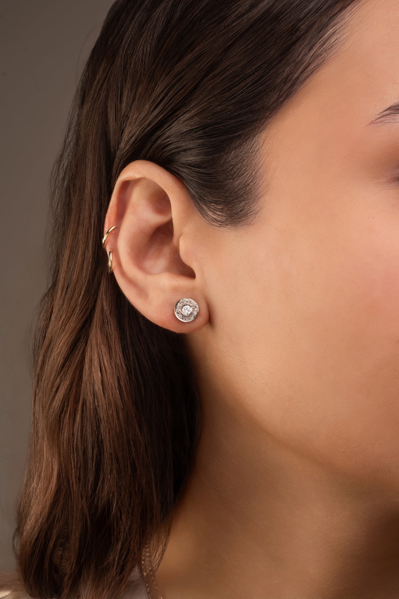 Arete en 14 kilates con un doble círculo con brillantes en oro blanco.