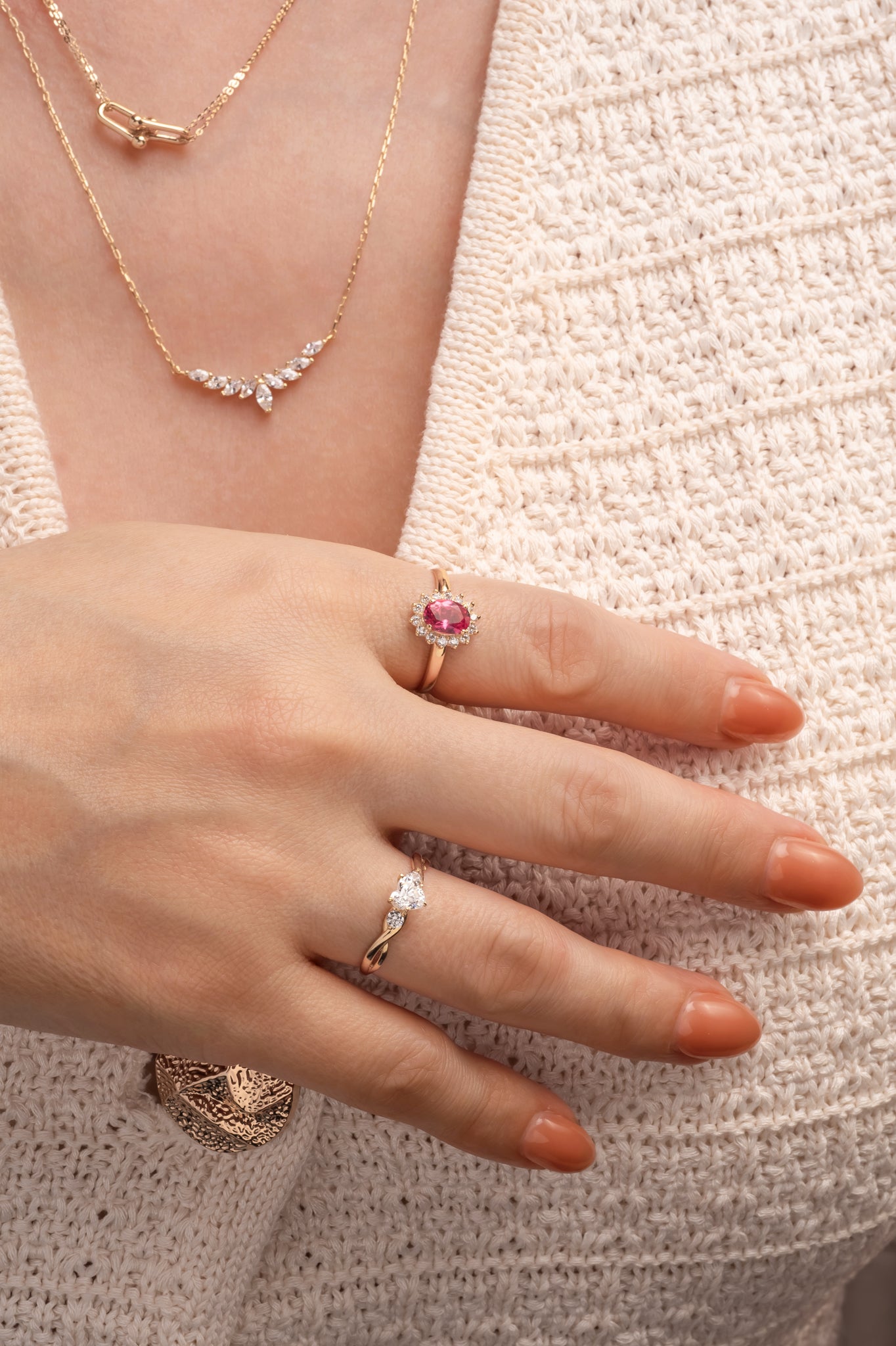 Anillo 10 kilates un brazo de trenza cruzada, una zirconia de corazón en el centro blanca y 2 zirconias a los lados.