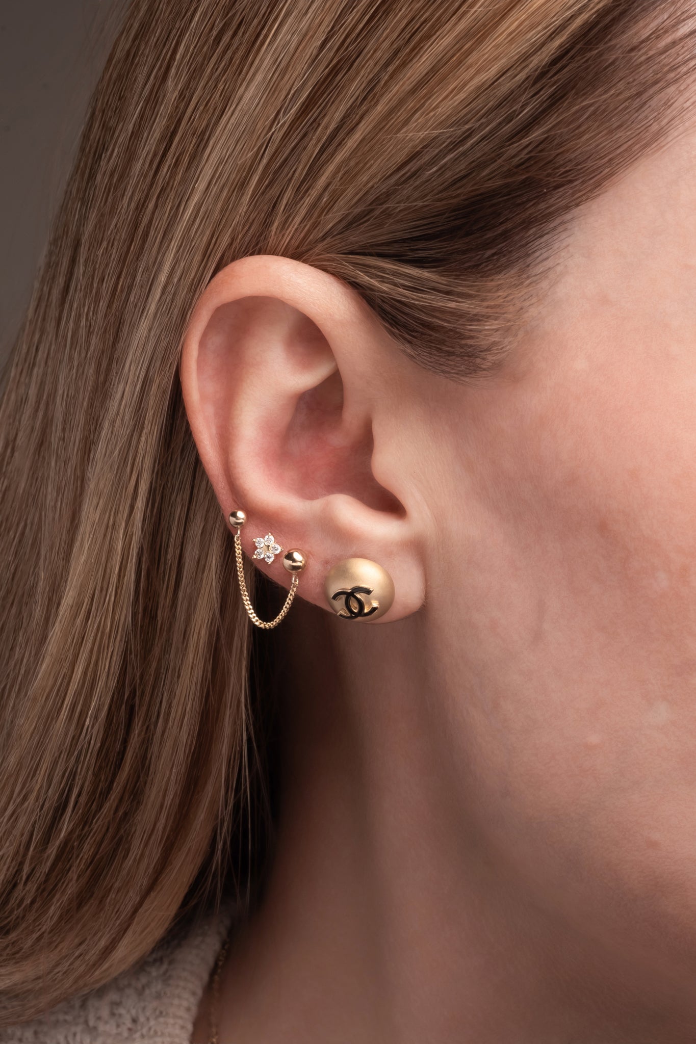 Arete 10 kilates media esfera mate con CC esmaltada negra